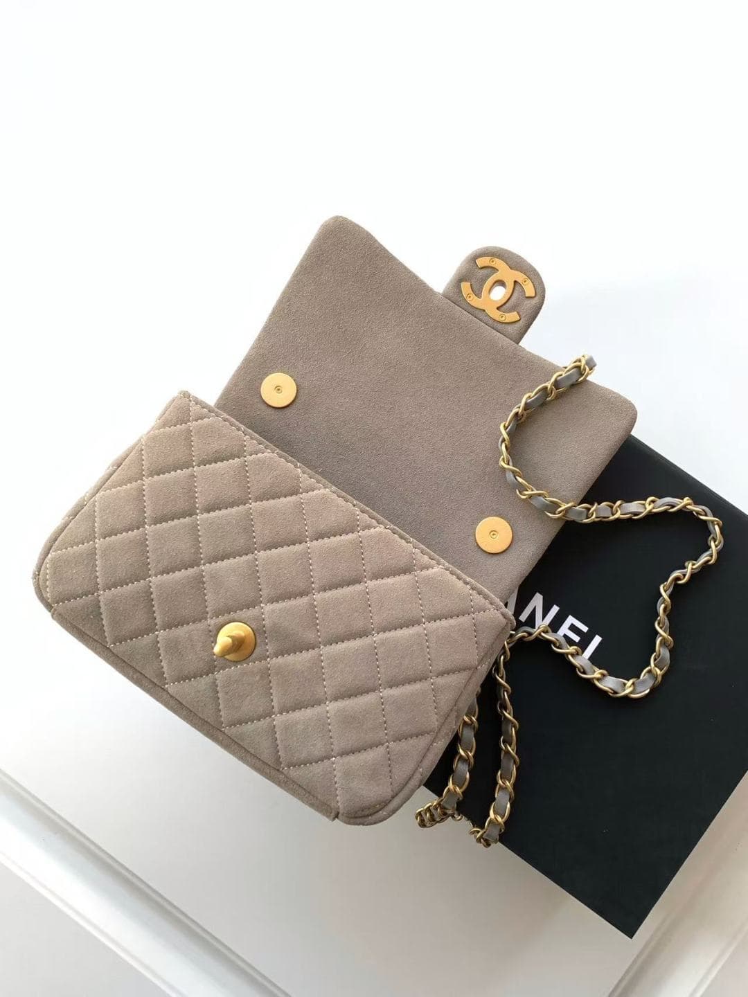 Chanel Classic Flap bag in Grey Suede & Gold-Tone Metal AS5989 A