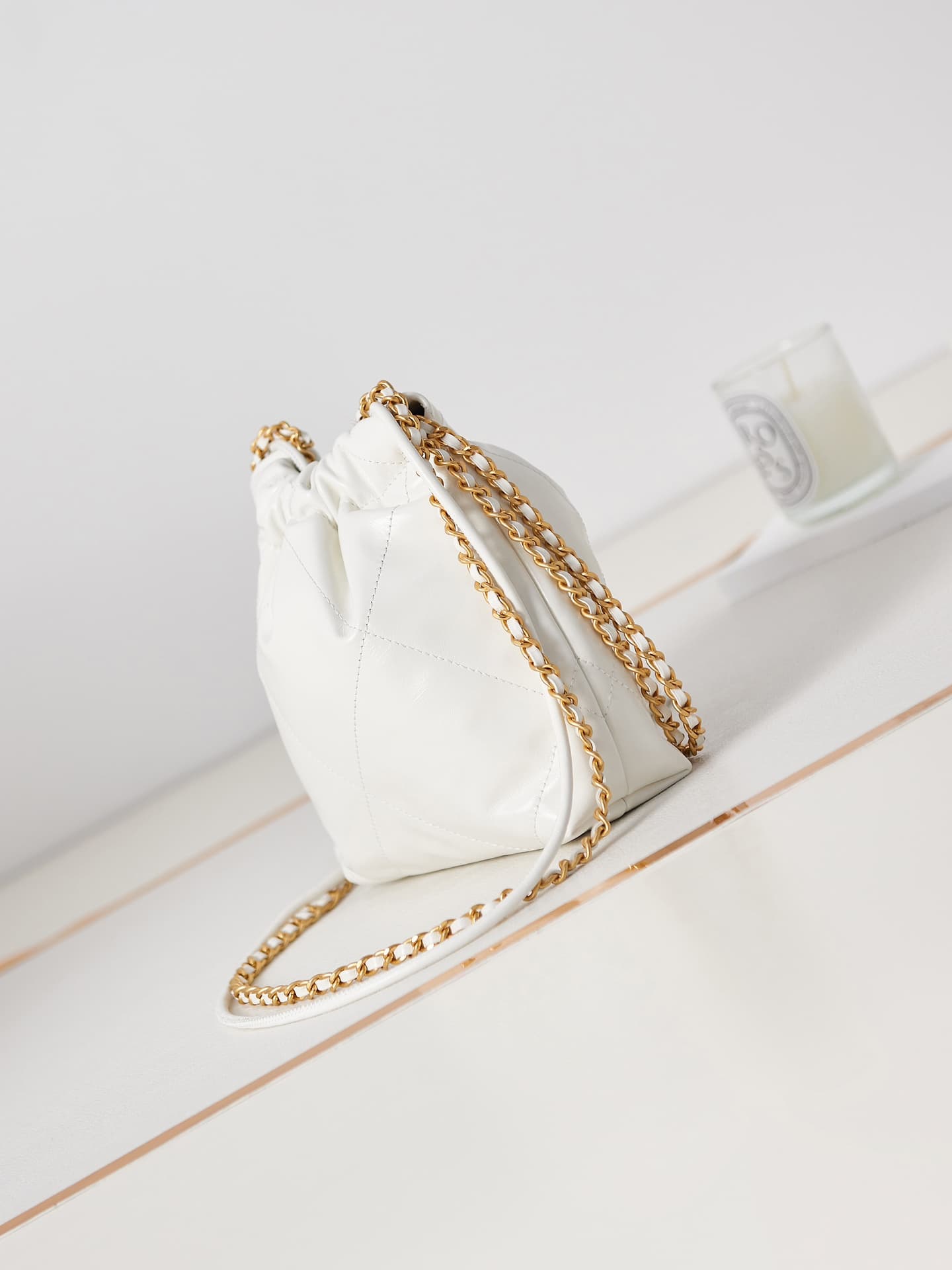 Chanel 22 MINI HANDBAG Shiny Calfskin White & Gold-Tone Metal AS3980 A