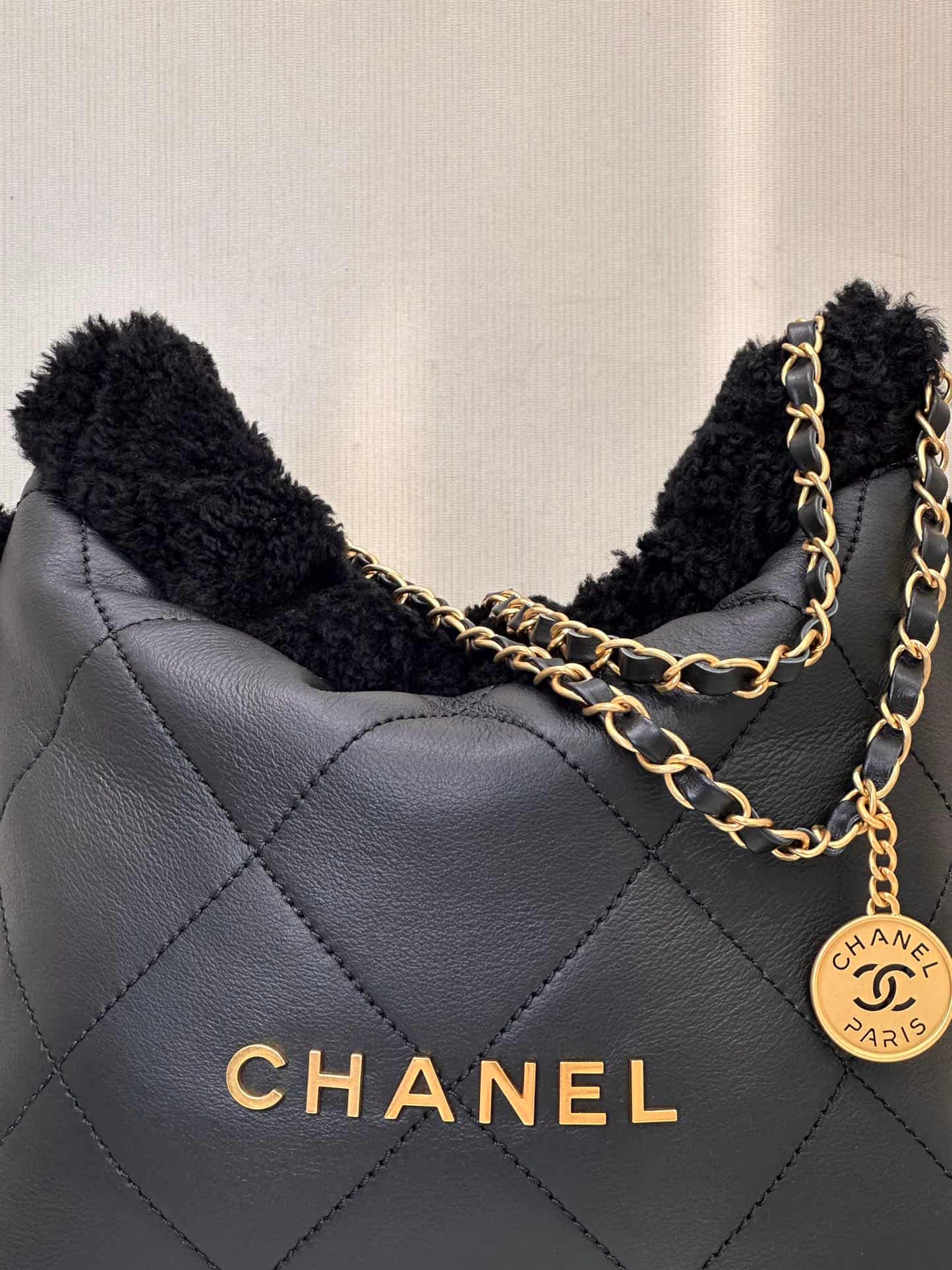 Chanel 22 Small handbag Shiny Calfskin Shearling & Gold-tone metal AS3260 Black TOP