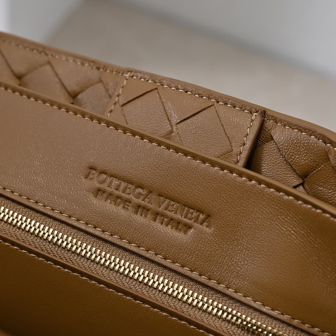 BV Andiamo Large tote bag in beige suede leather High