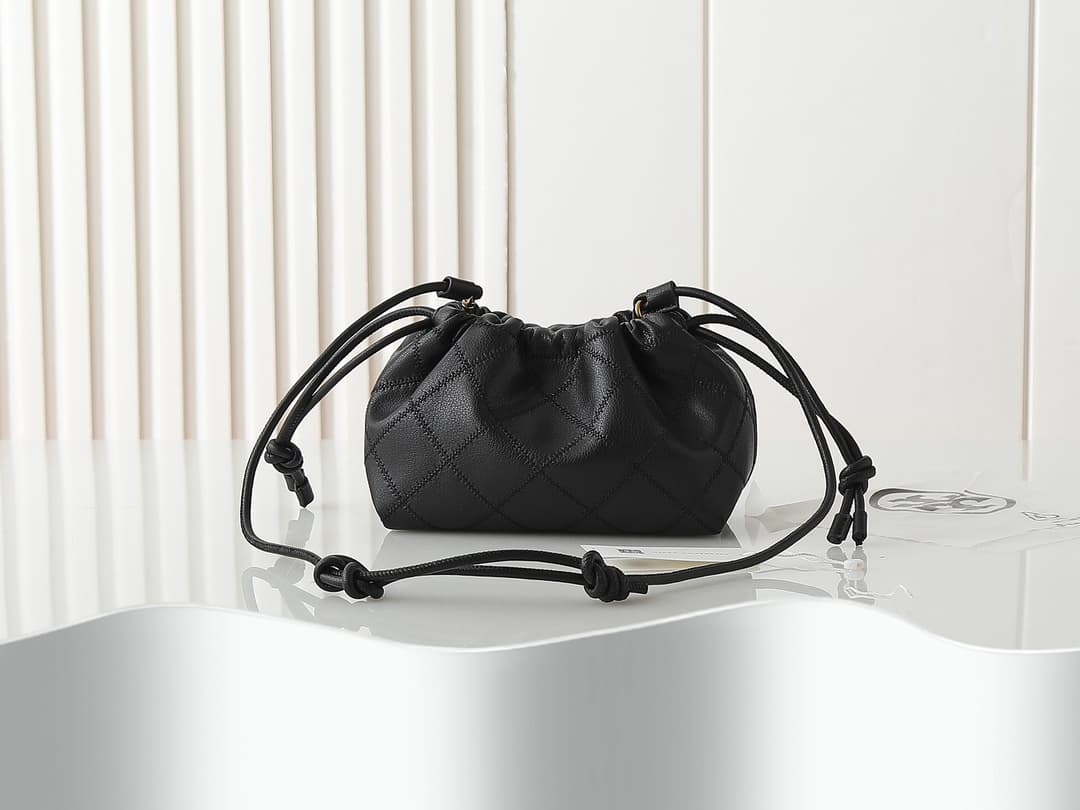 Tory Burch Small Willa Quilted Smooth Leather E/W Drawstring Bag in black high