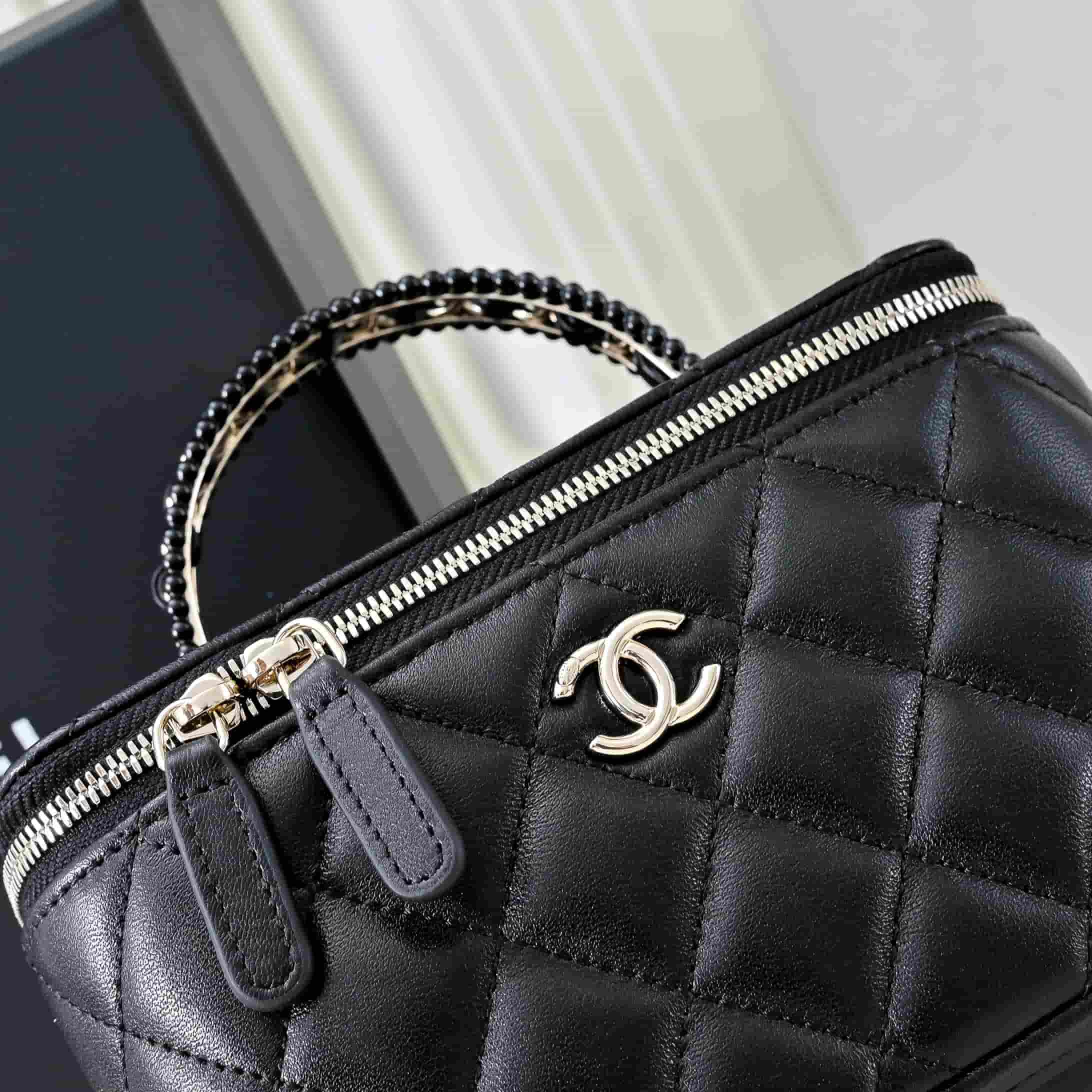 Chanel LONG VANITY WITH CHAIN Lambskin, Imitation Pearls & Gold-Tone Metal AP4452 Black A