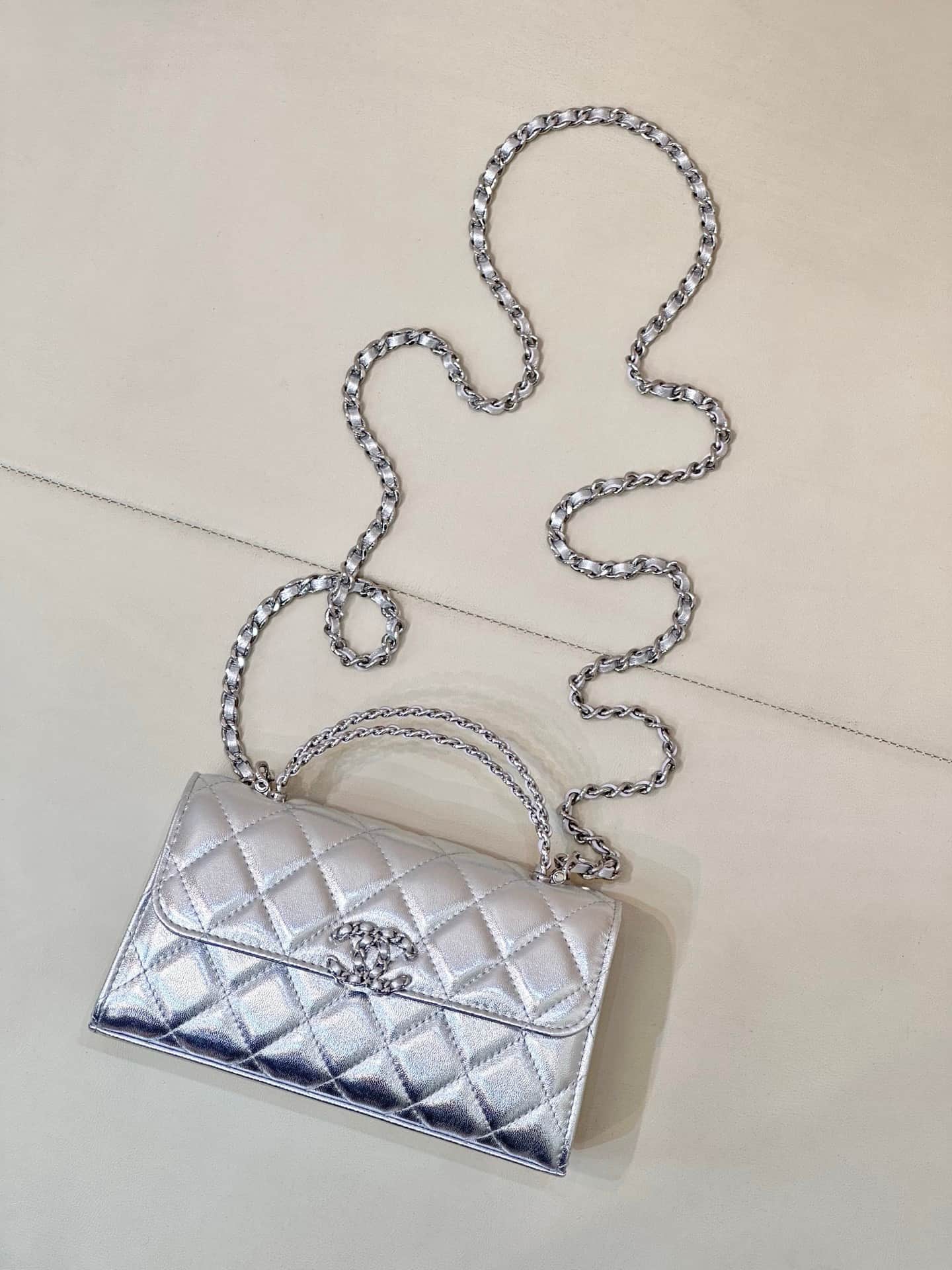 Chanel Clutch with chain Metallic Lambskin&Silver-Tone Metal Silver AP3238 TOP