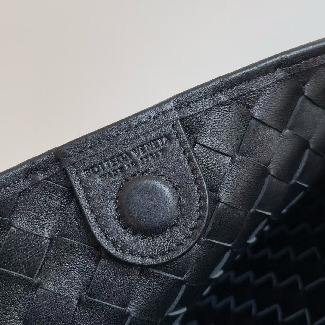 BV Sardine Small Intrecciato Black TOP