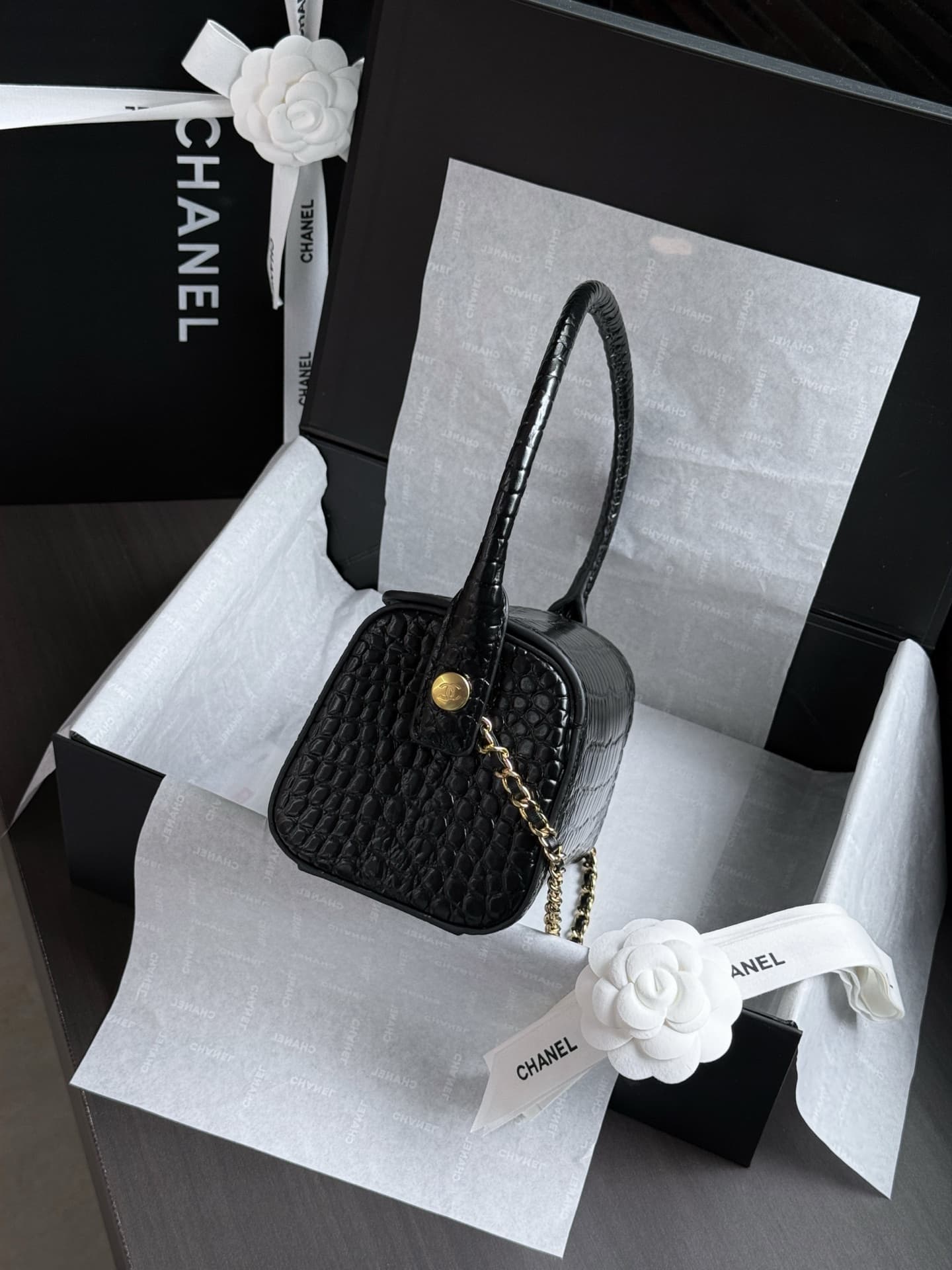 Chanel Clutch with chain Crocodile Embossed Calfskin & Gold-Tone Metal AP5294 Black High