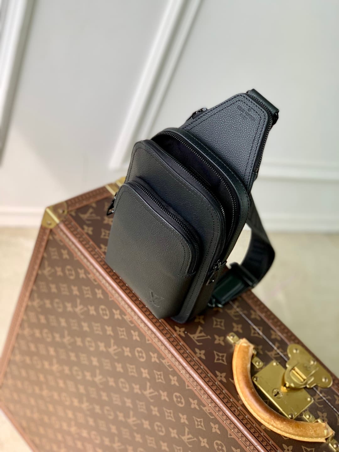 Louis Vuitton Avenue Slingbag PM  LV Aerogram Waxy calfskin M15255 Black High