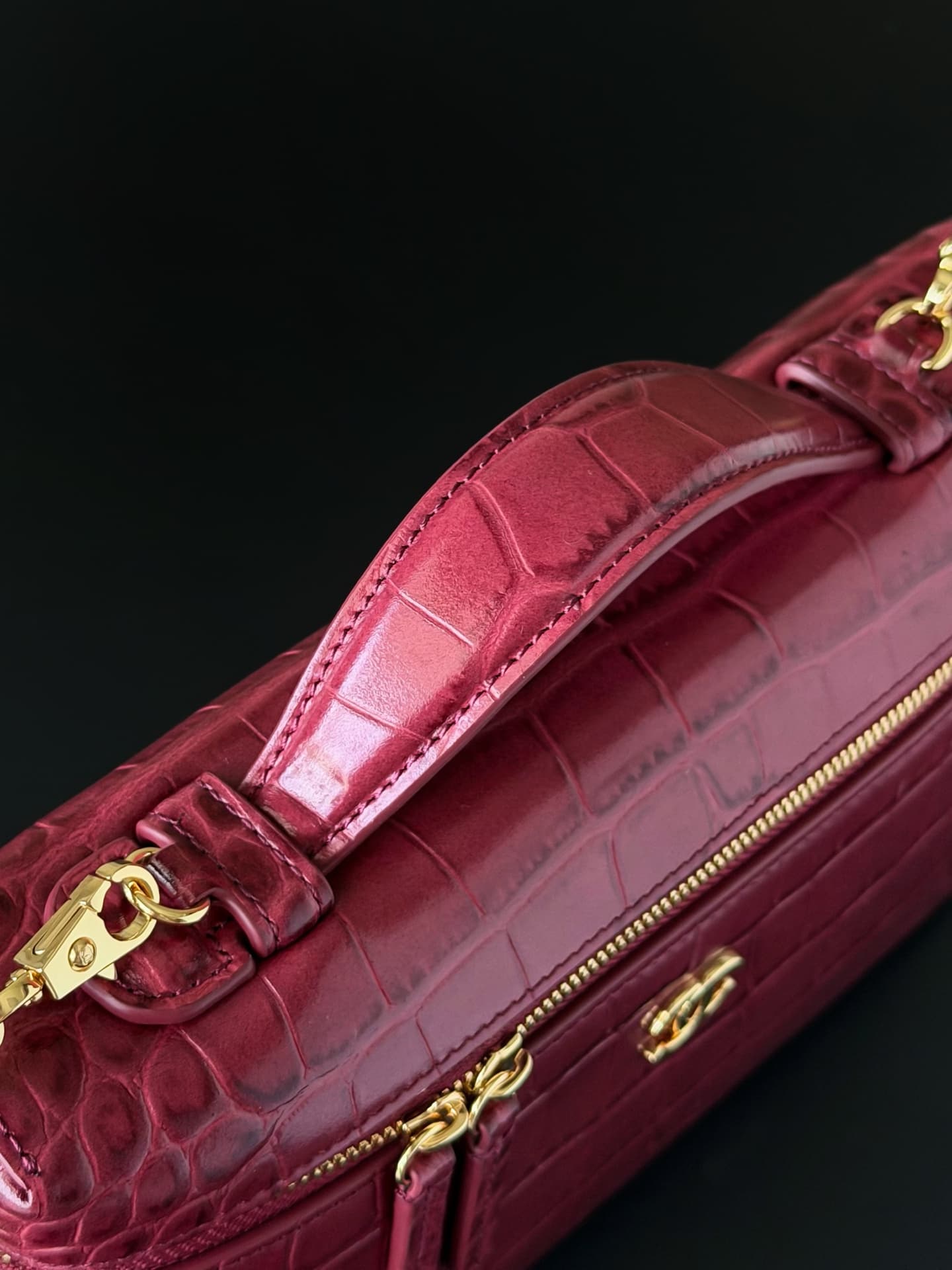 Chanel Large Vanity with chain Crocodile Embossed Calfskin & Gold-Tone Metal Burgundy AS5347 A