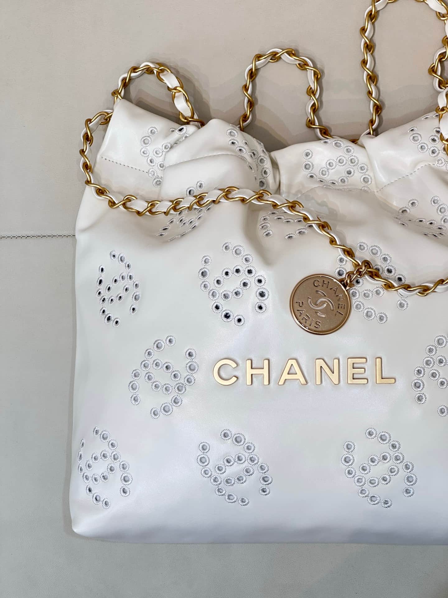 Chanel 22 Small handbag Shiny calfskin & gold-tone metal AS3260 white TOP