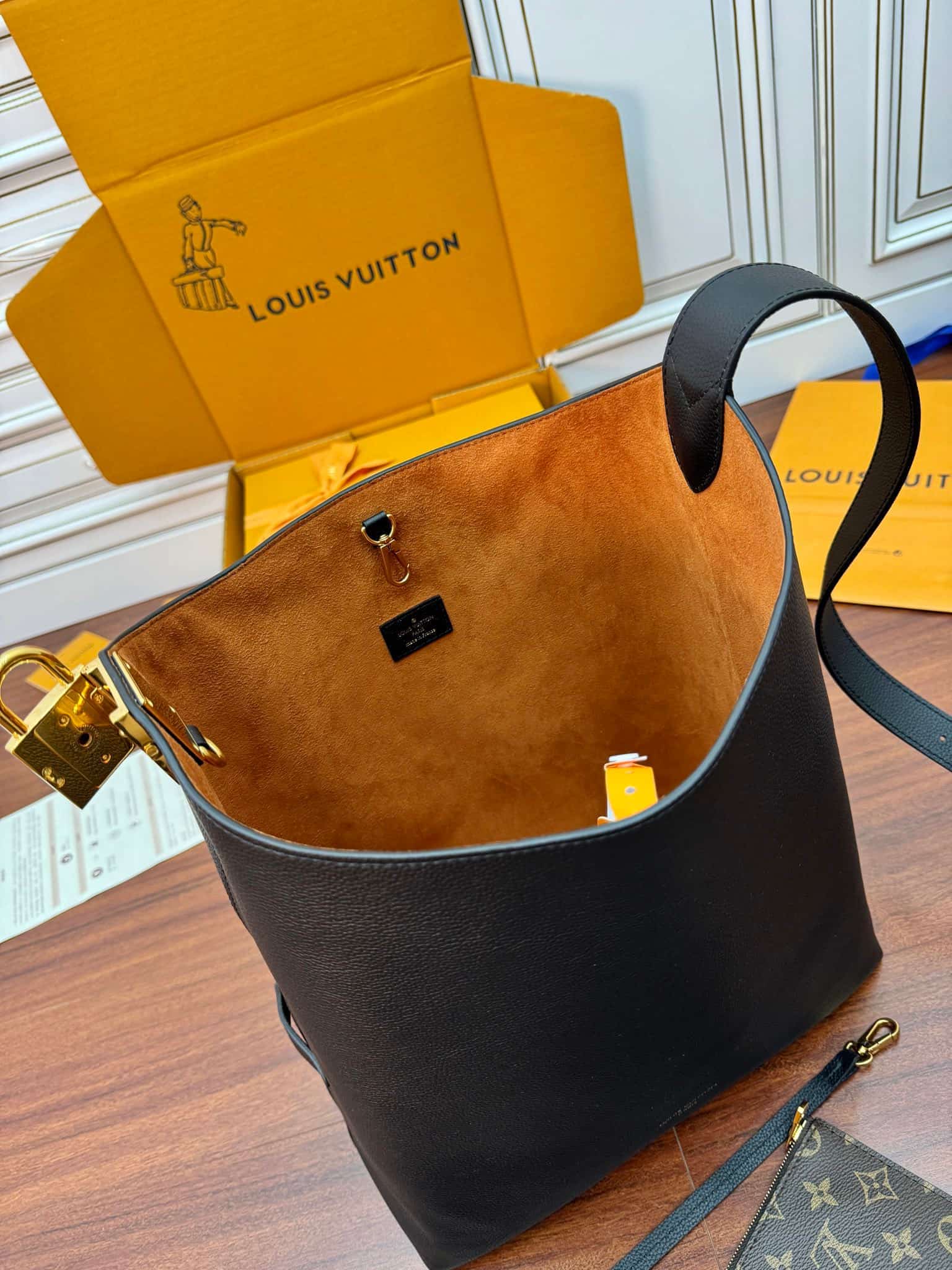 Louis Vuitton Low Key Hobo MM M24856 Black Grained calfskin TOP