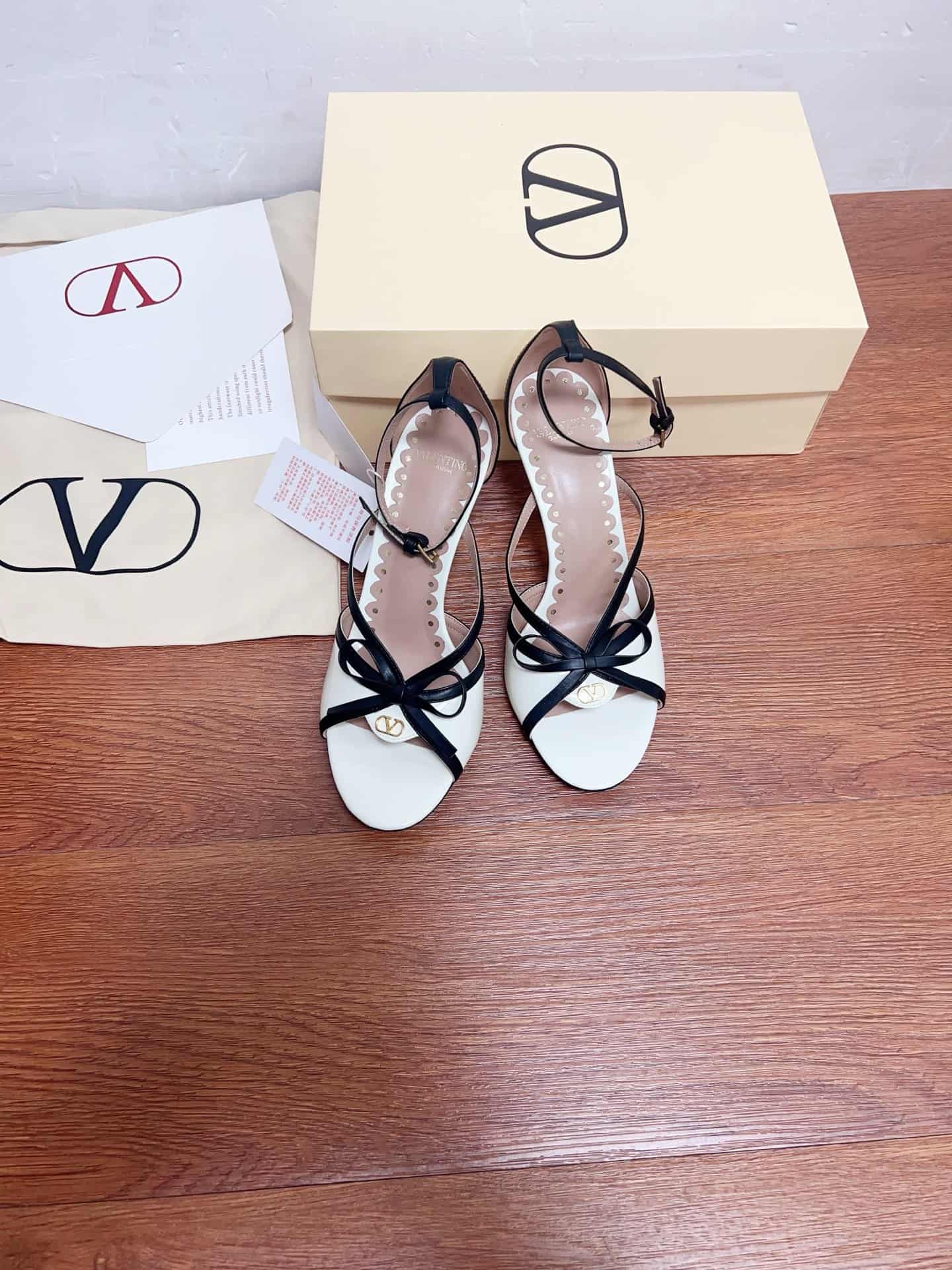 Valentino Garavani Bepointy Leather Sandals