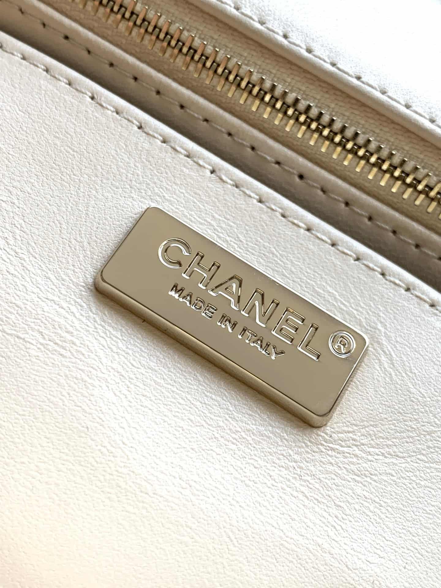 Chanel Small Flap Bag & Gold-Tone Metal White AS4561 A