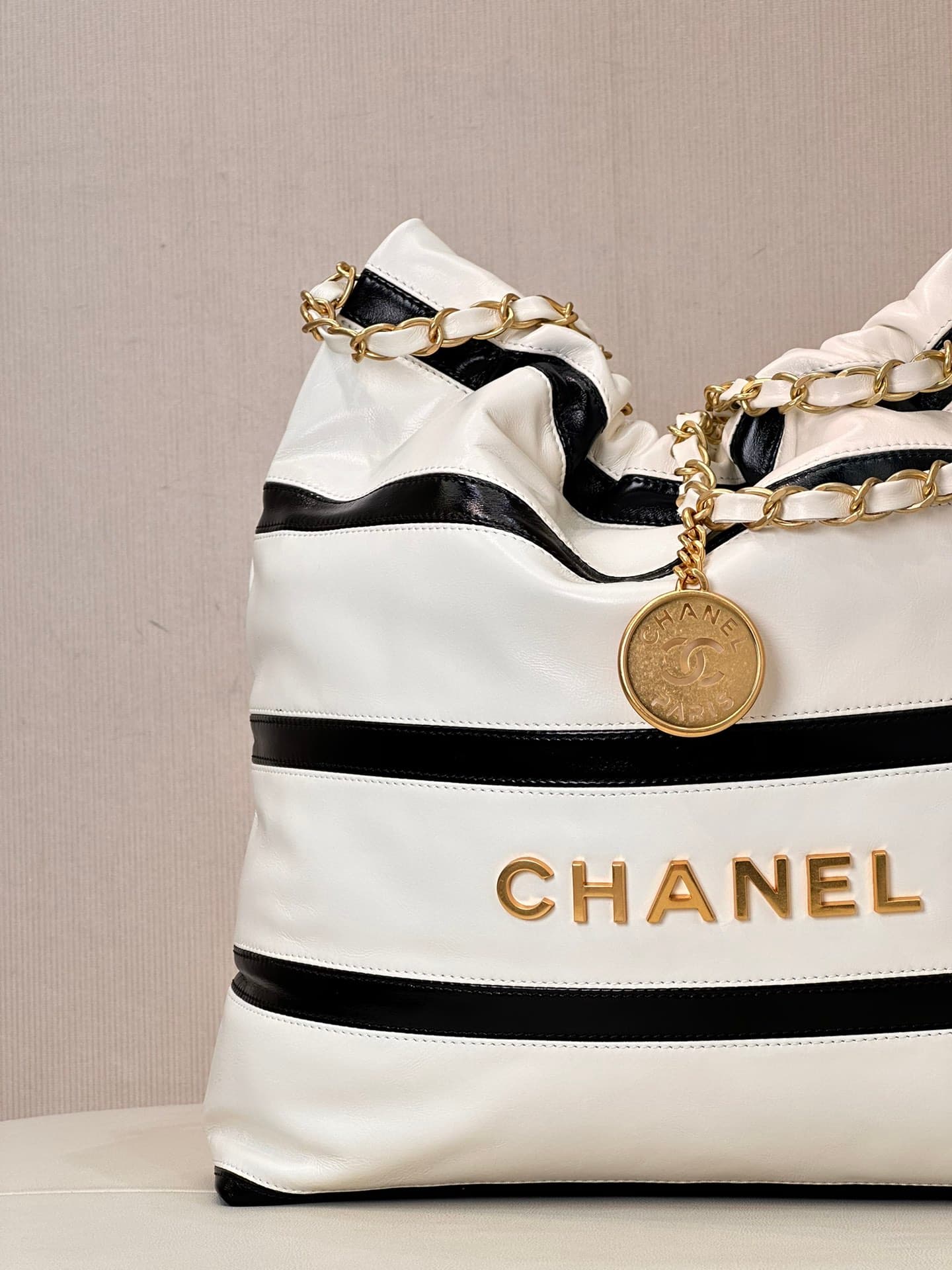 Chanel 22 Small handbag Shiny calfskin & Gold-tone metal AS3260 Black with White TOP