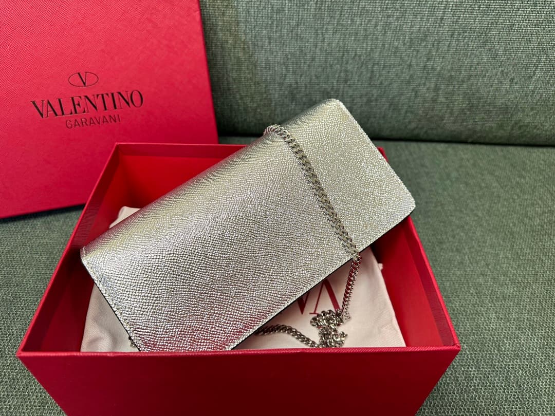 Valentino Garavani VLogo signature wallet on chain bag Grainy Calfskin Silver High