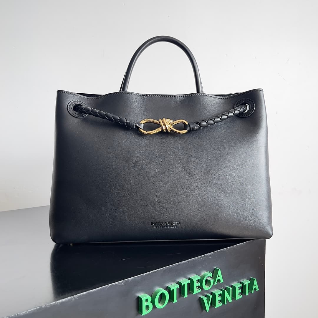 Bottega Veneta Andiamo tote bag in black calfskin leather TOP