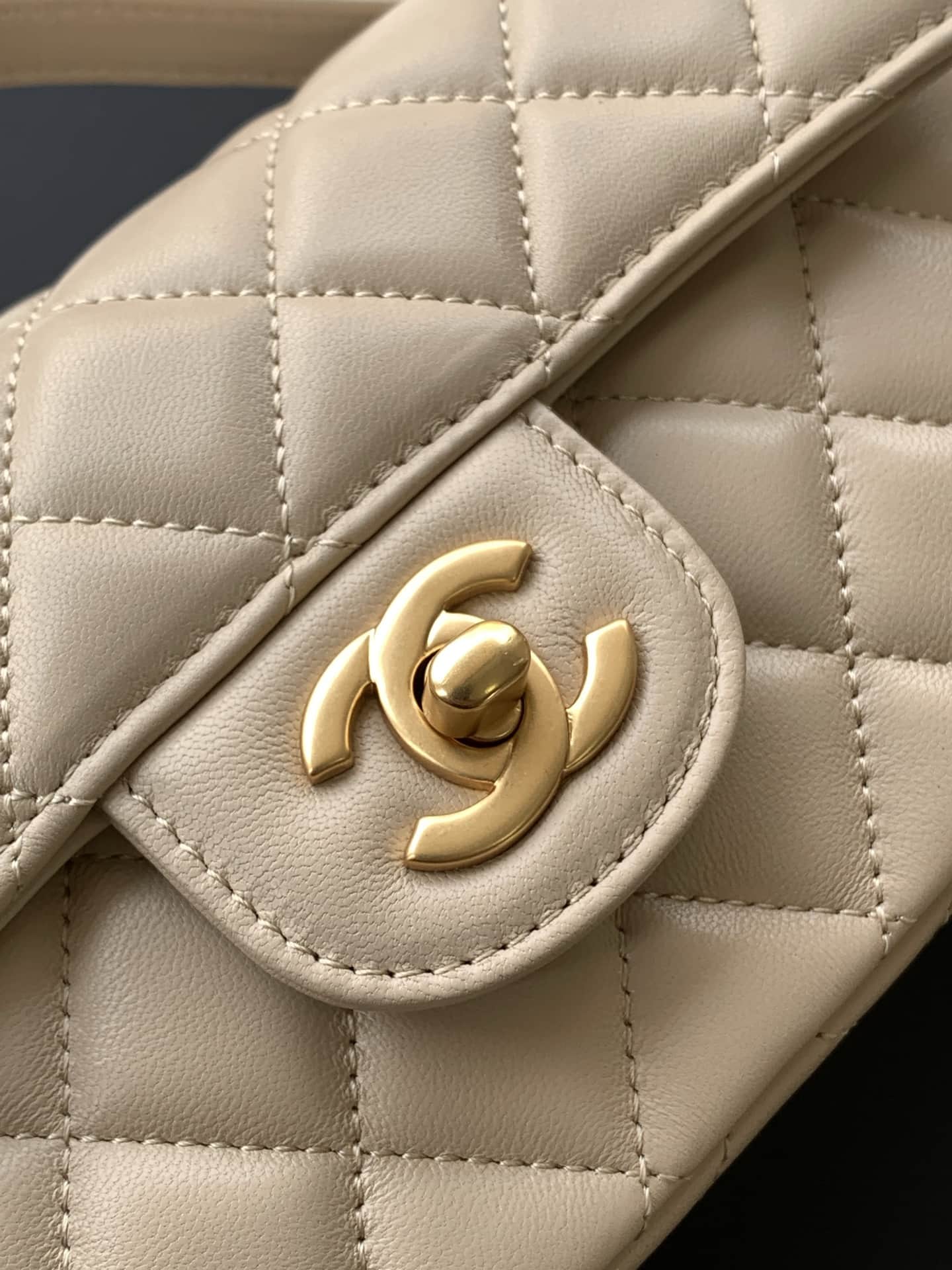 Mini FLAP BAG WITH TOP HANDLE Lambskin Gold-Metal AS5354 Beige A