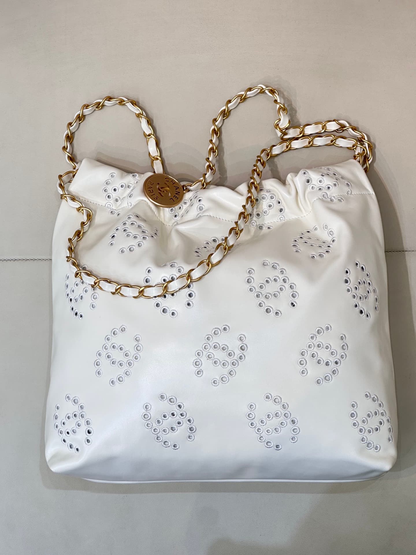 Chanel 22 Small handbag Shiny calfskin & gold-tone metal AS3260 white TOP