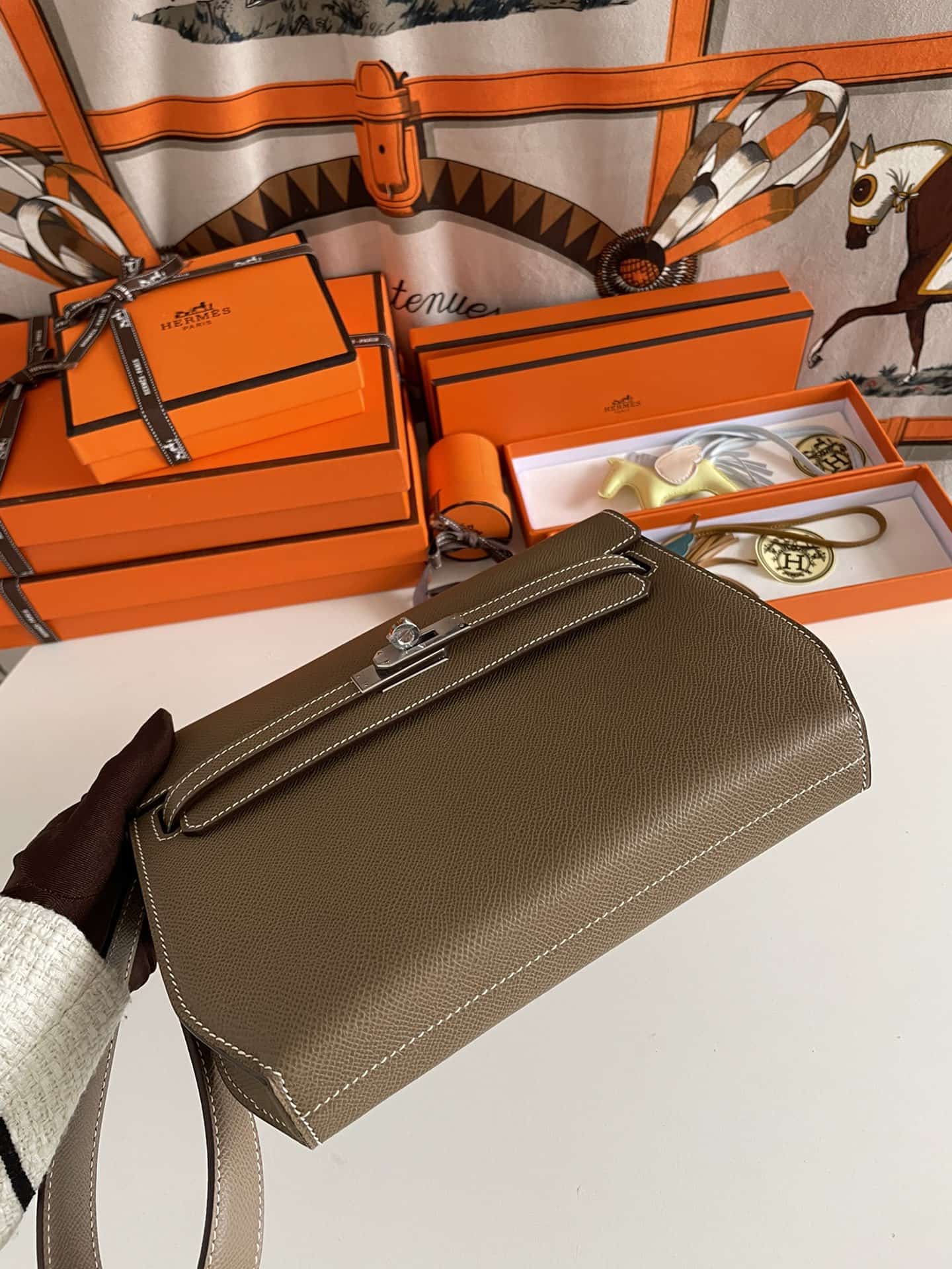 Hermes Kelly Depeches 25 Pouch Epsom Leather Etoupe WAX High