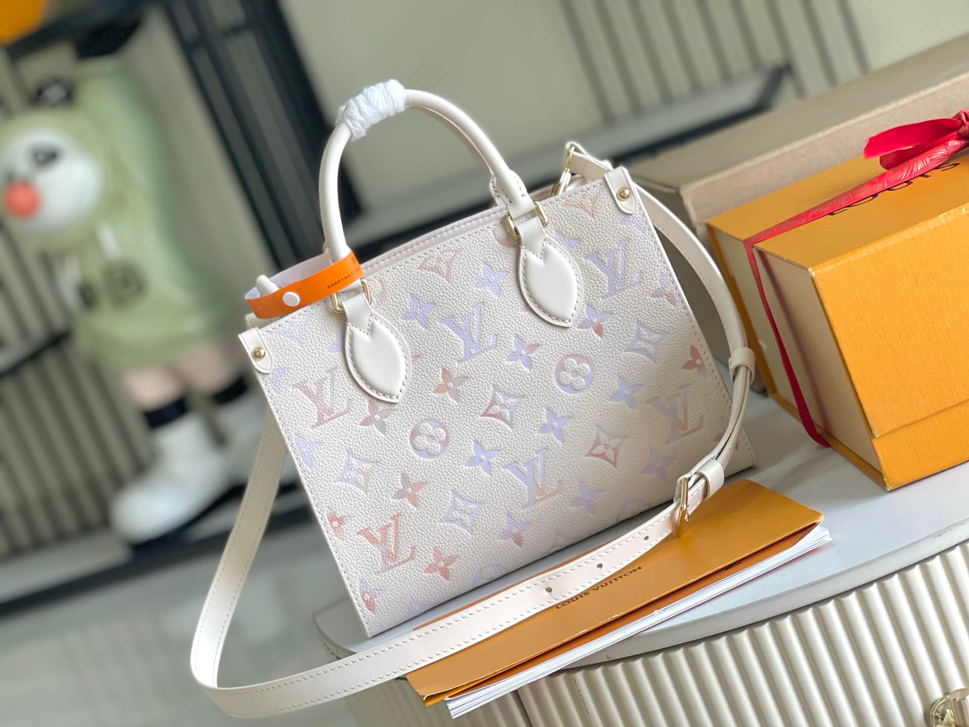 Louis Vuitton OnTheGo PM Embossed grained cowhide leather M25770 Dream Cream TOP