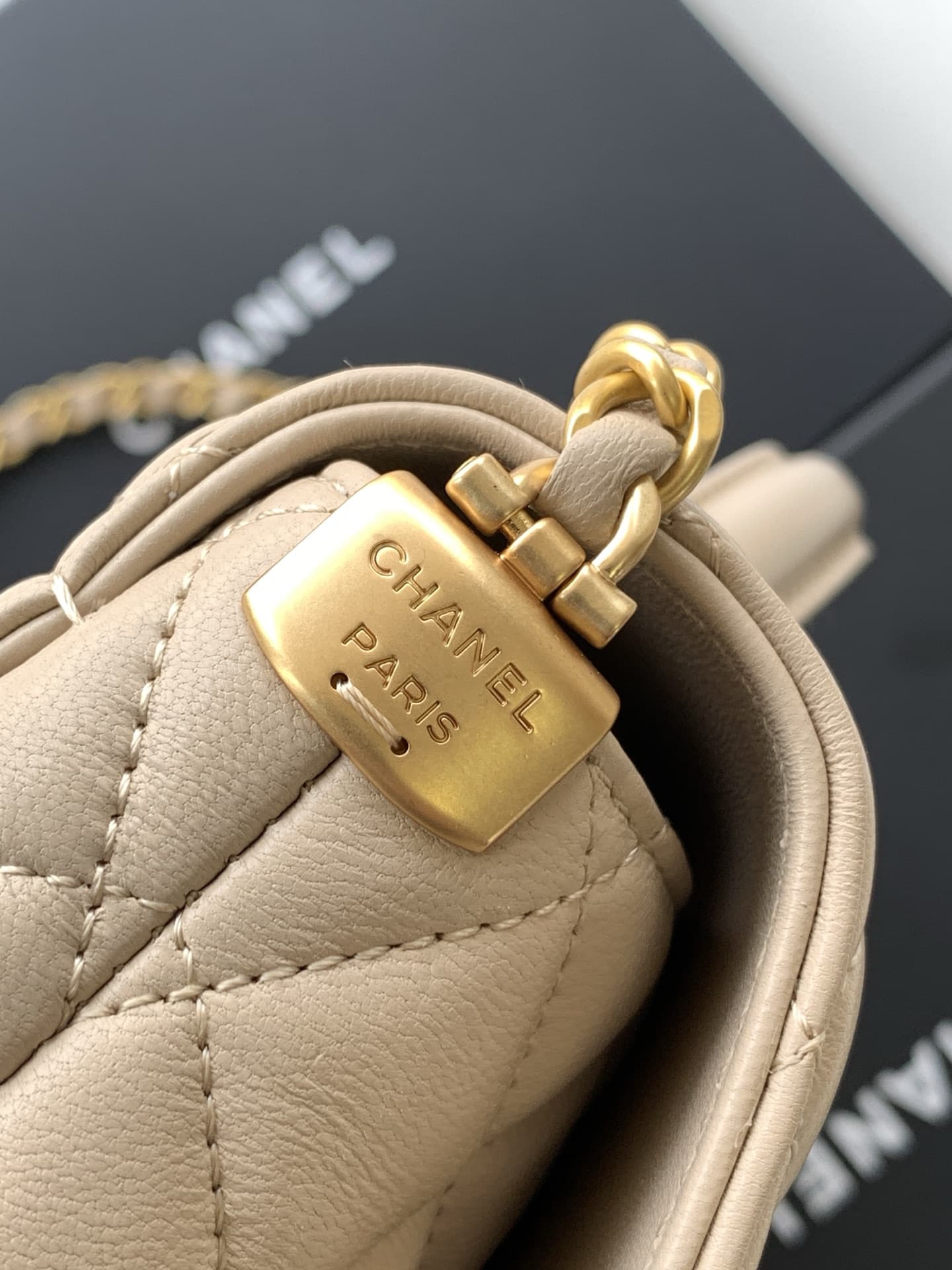 FLAP BAG WITH TOP HANDLE Lambskin Gold-Metal AS5356 Beige A