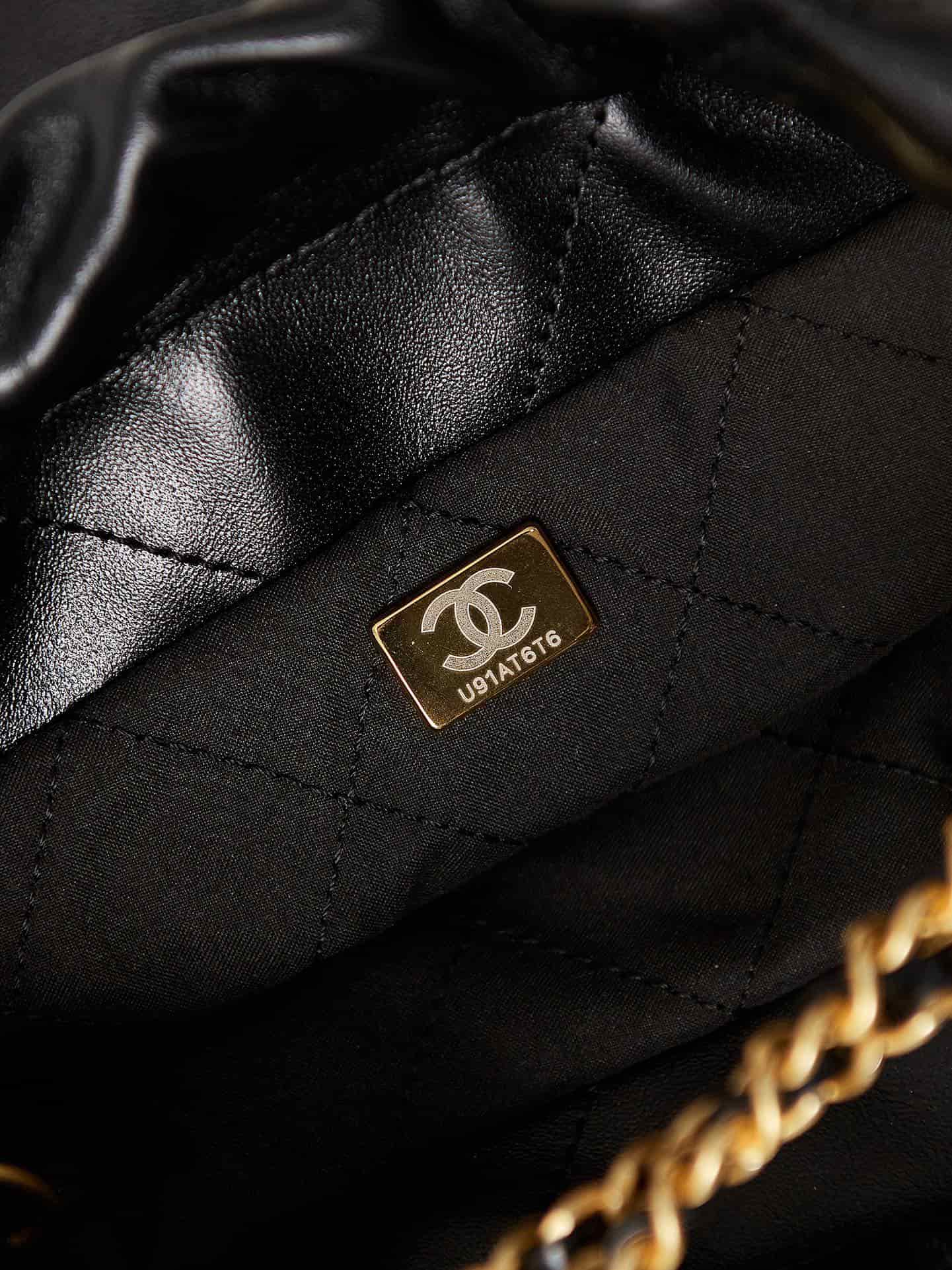 Chanel 22 MINI HANDBAG Shiny Calfskin Black & Gold-Tone Metal AS3980 A