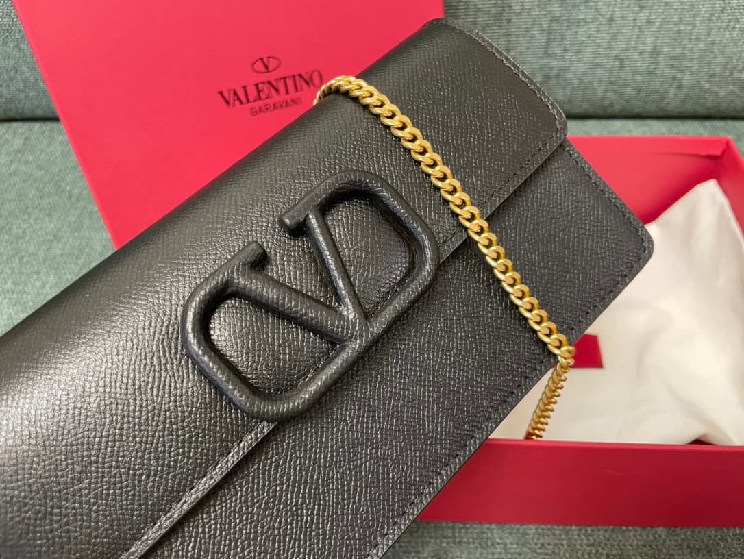 Valentino Garavani VLogo signature wallet on chain bag Grainy Calfskin Black High