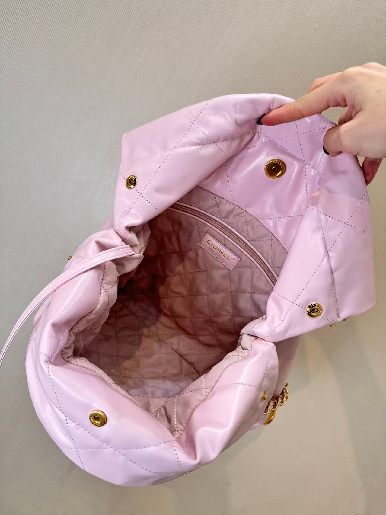 Chanel 22 MEDIUM HANDBAG Shiny calfskin & gold-tone metal AS3261 Pink TOP