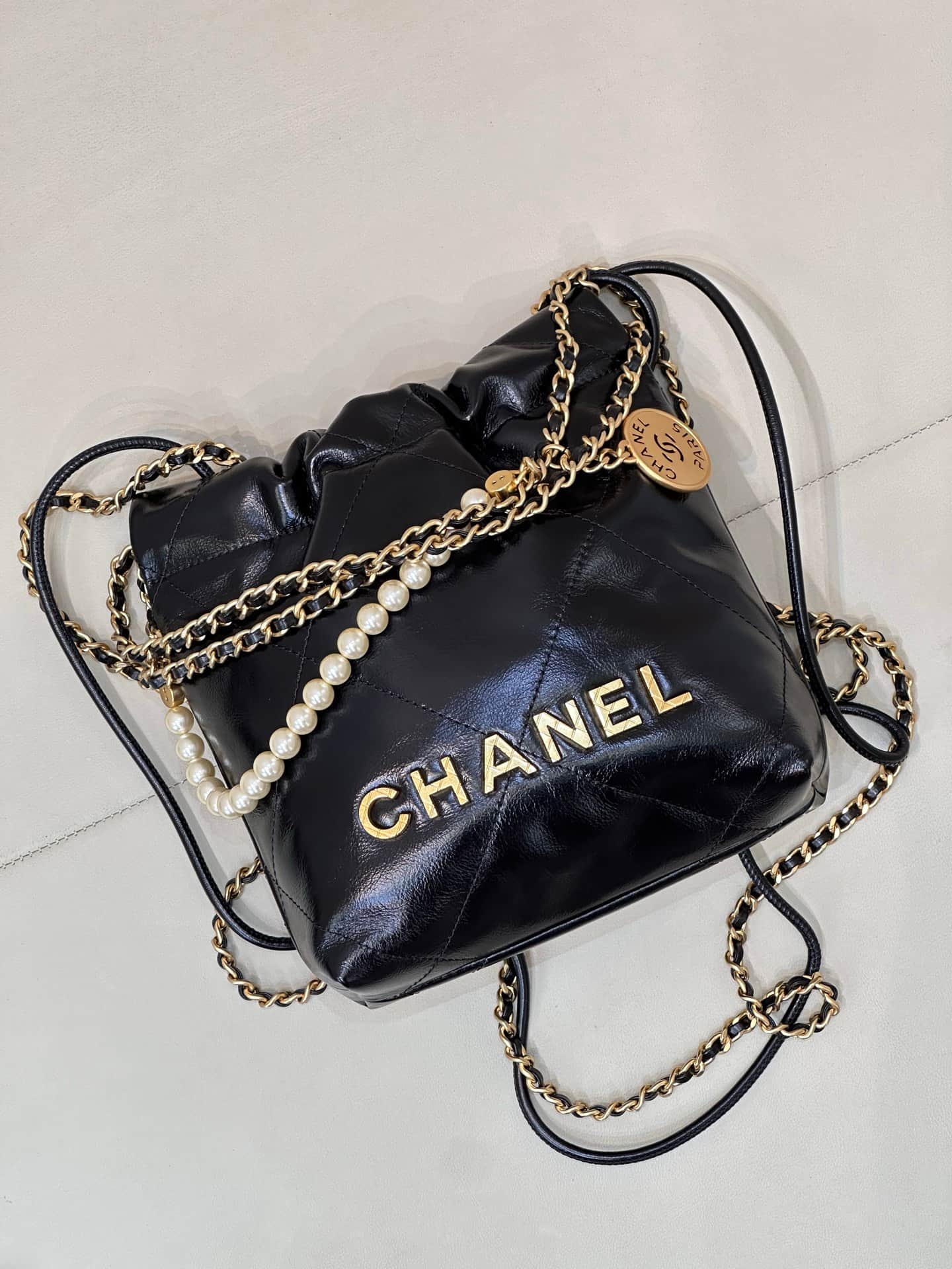 Chanel 22 MINI HANDBAG Shiny Calfskin Black & Gold-Tone Metal AS3980 TOP