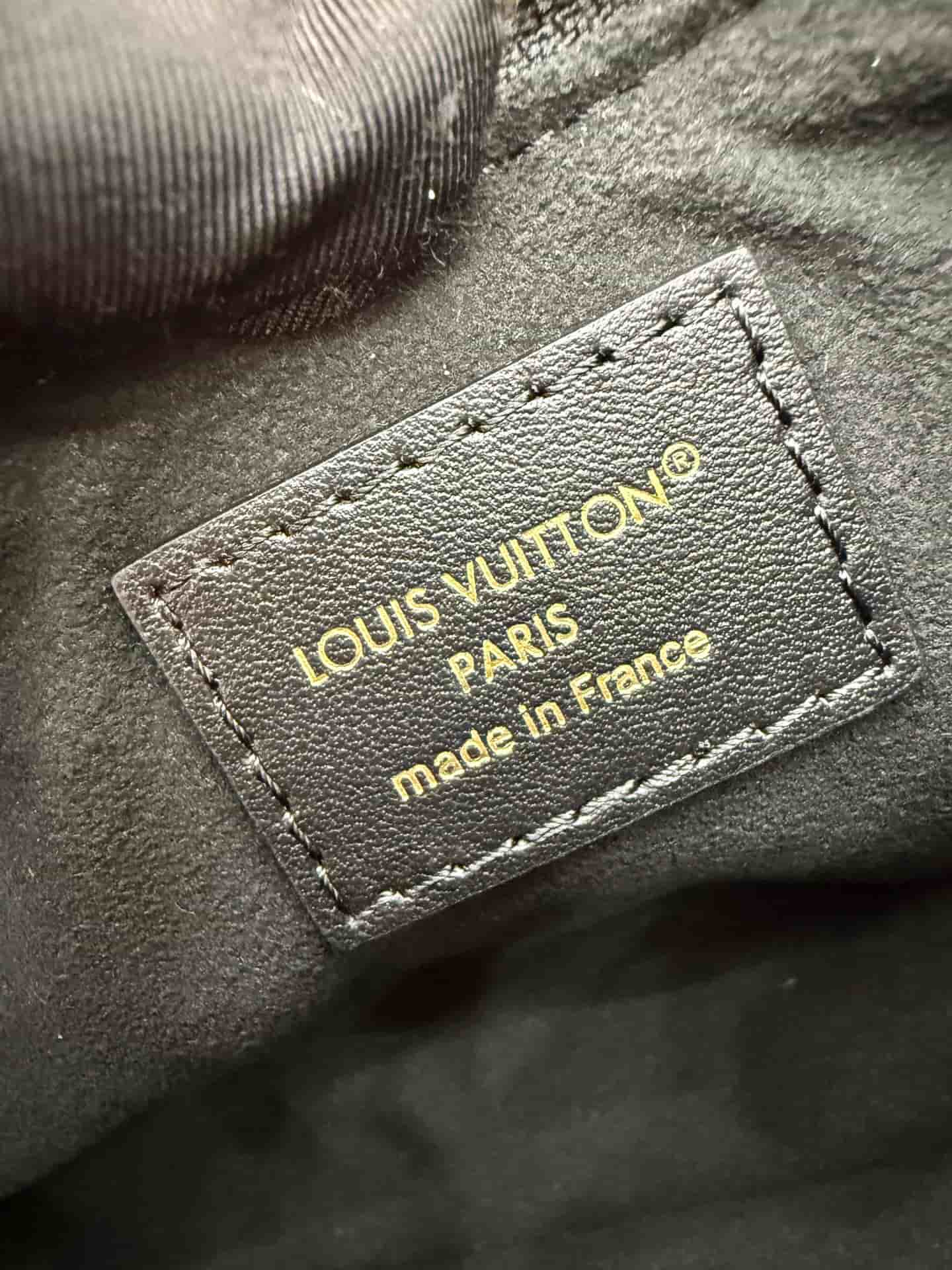 Louis Vuitton Pochette LV Bloom M25525 Calfskin leather Black TOP