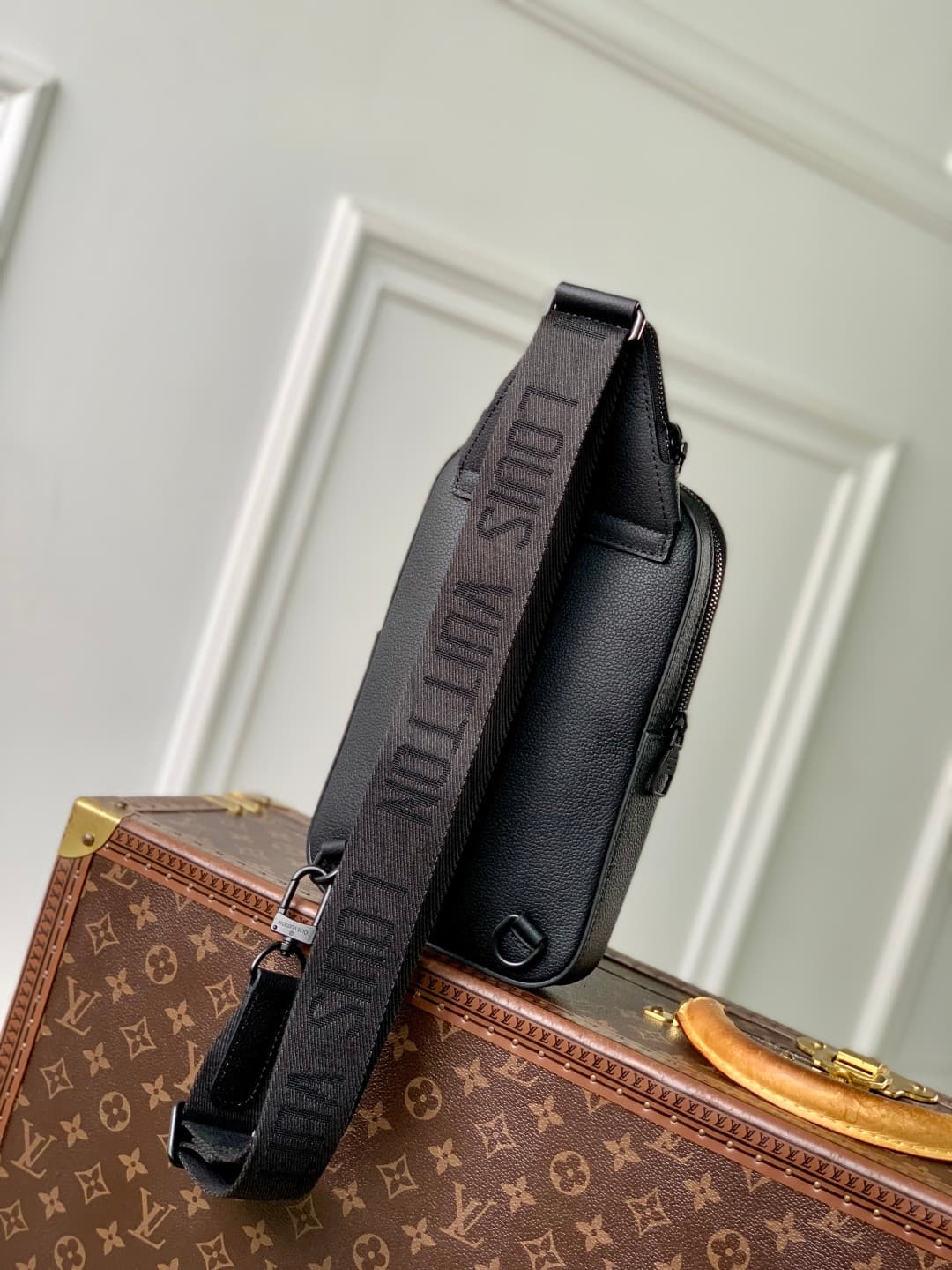 Louis Vuitton Avenue Slingbag PM  LV Aerogram Waxy calfskin M15255 Black High