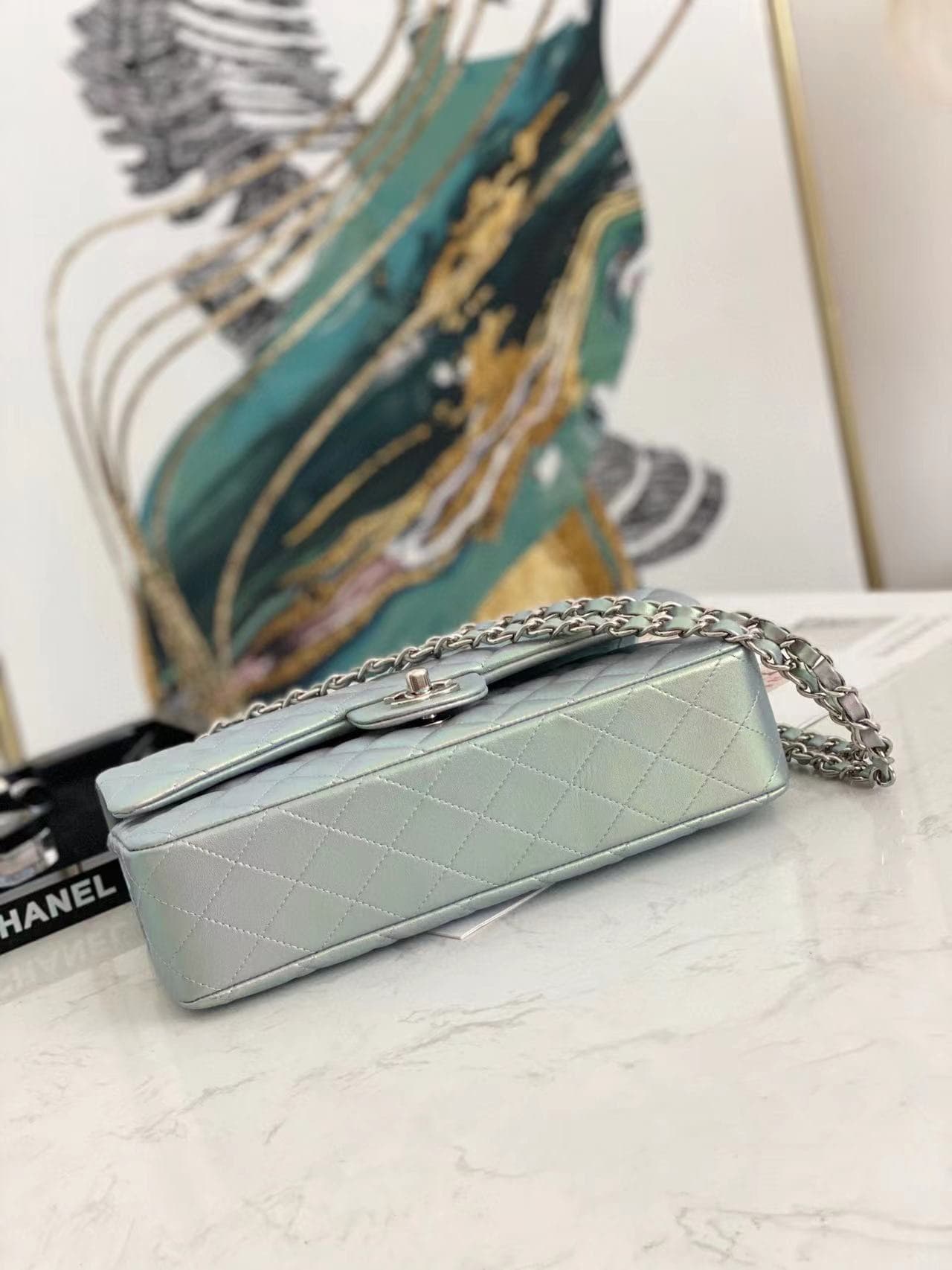 Medium CLASSIC HANDBAG Iridescent Lambskin & Silver-Tone Metal Green A
