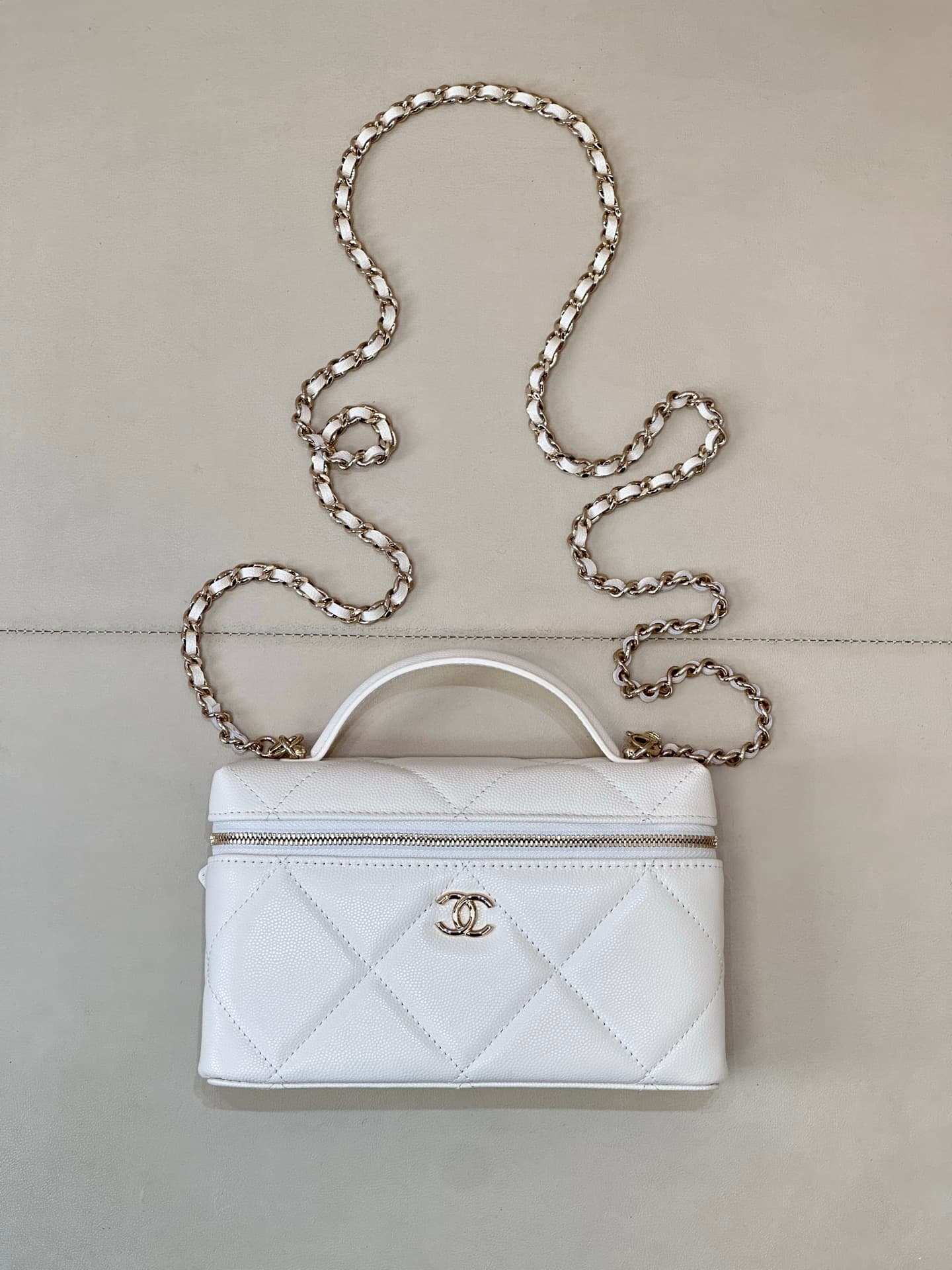 Chanel Vanity with Chain Grained Shiny Calfskin & Gold-Tone Metal White AP4936 TOP