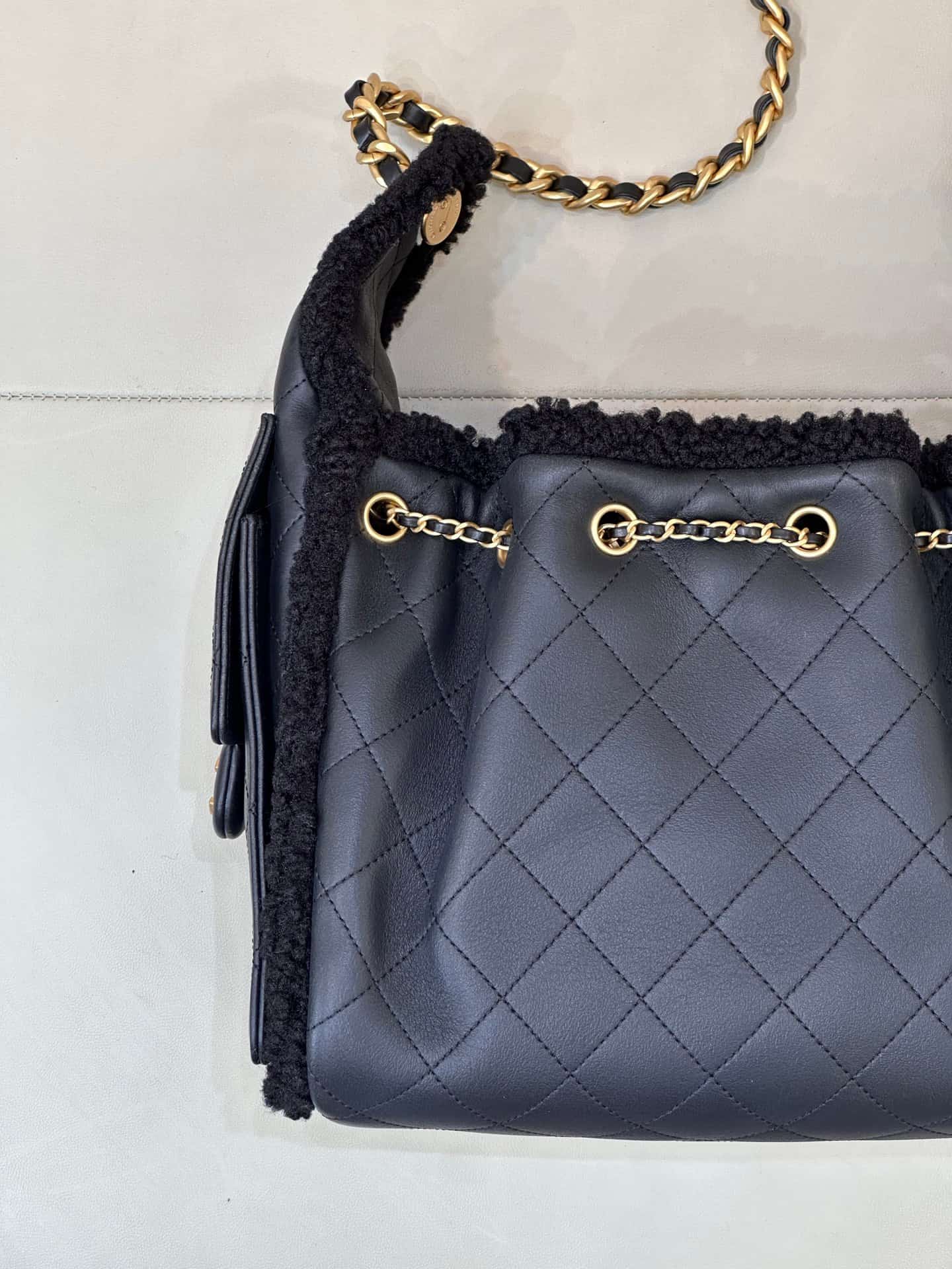 Chanel 25 Small Hobo handbag AS5293 Grained Calfskin with crumpled sheepskin shearling&Gold-tone Metal Black TOP