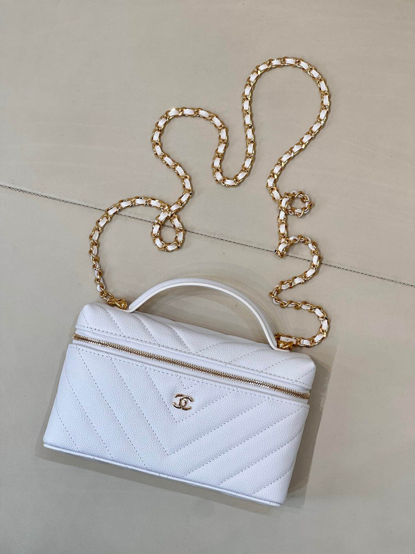 Chanel Vanity with Chain Grained Shiny Calfskin & Gold-Tone Metal White AP5212 TOP
