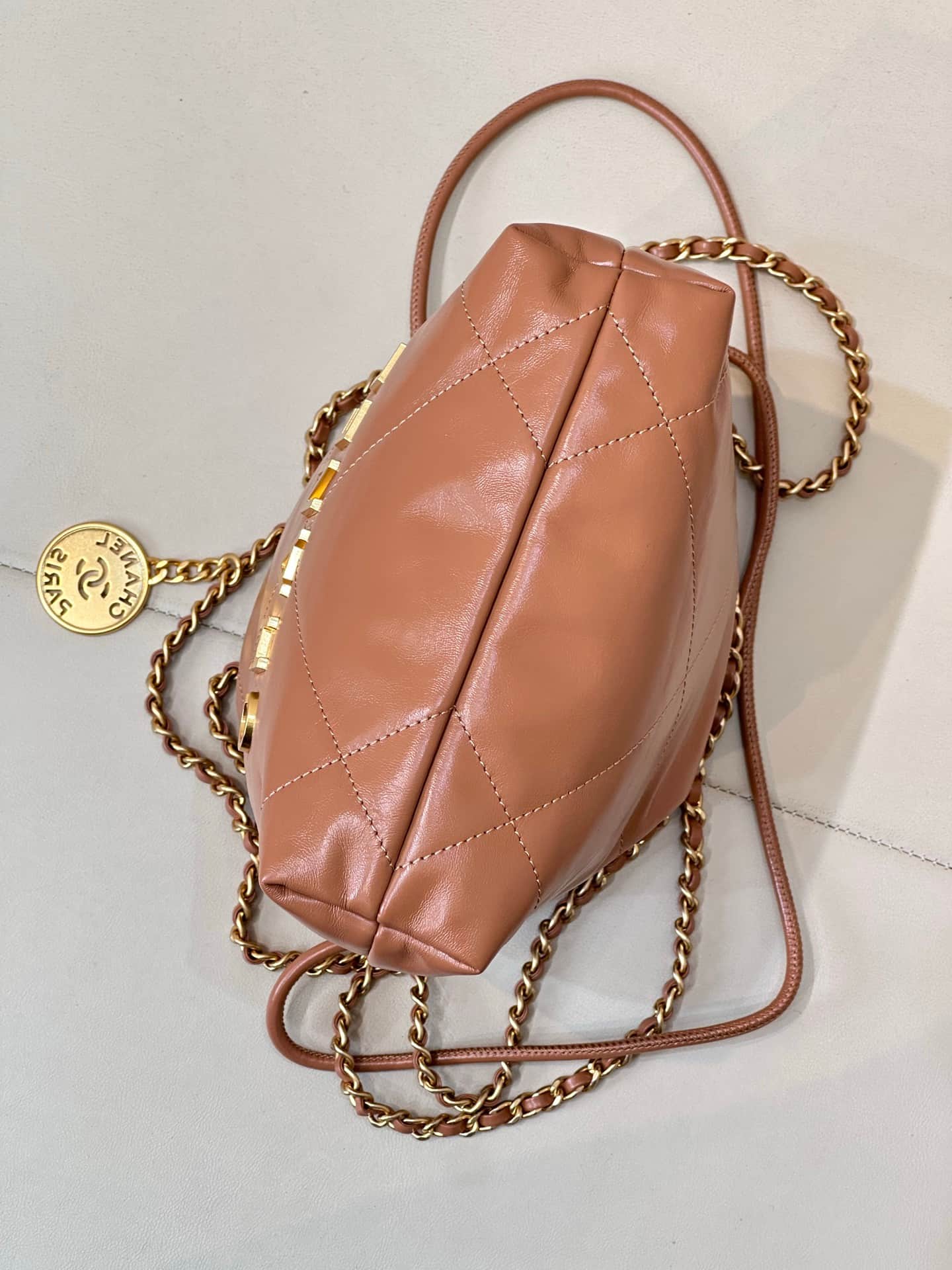 Chanel 22 MINI HANDBAG Shiny Calfskin Caramel & Gold-Tone Metal AS3980 TOP