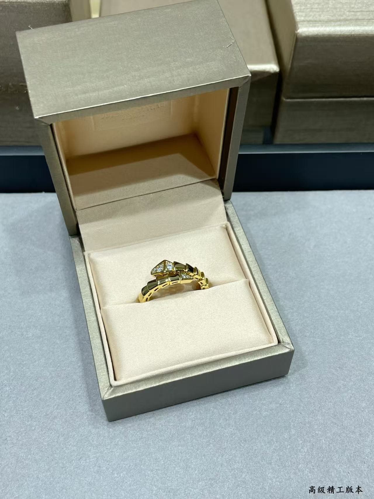 BVLGARI V- gold Serpenti Scaglie Ring High