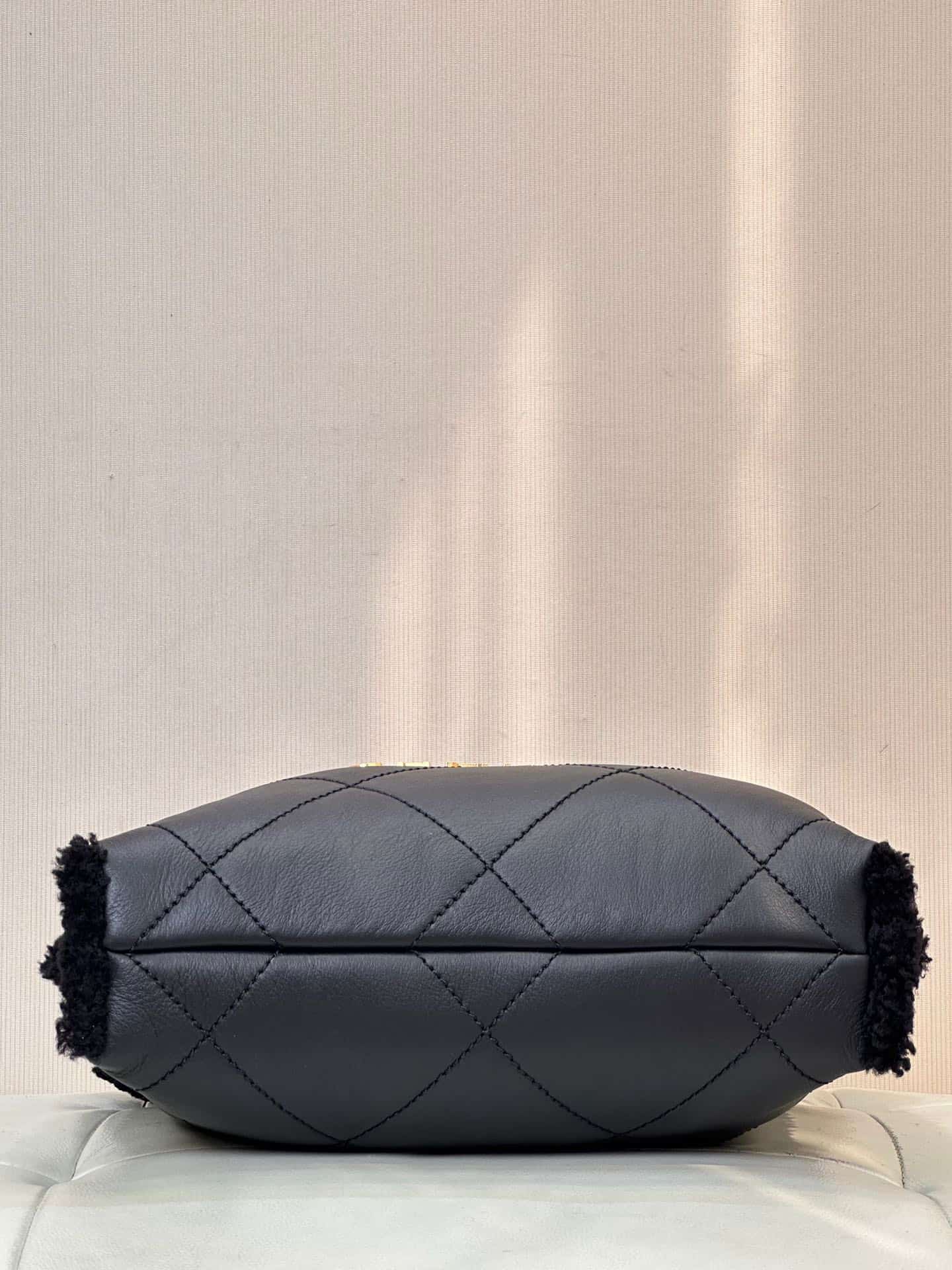 Chanel 22 Small handbag Shiny Calfskin Shearling & Gold-tone metal AS3260 Black TOP