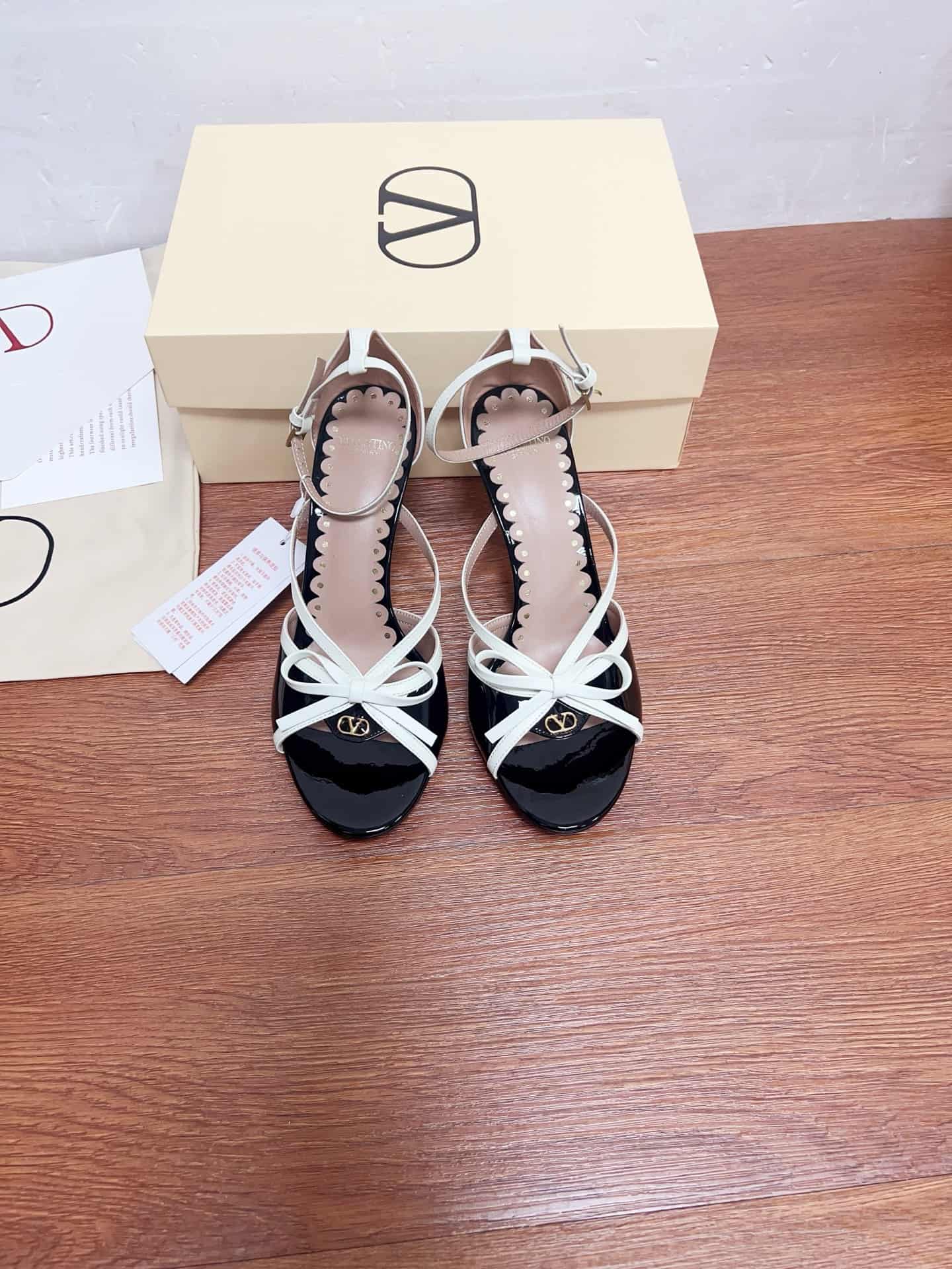 Valentino Garavani Bepointy Leather Sandals