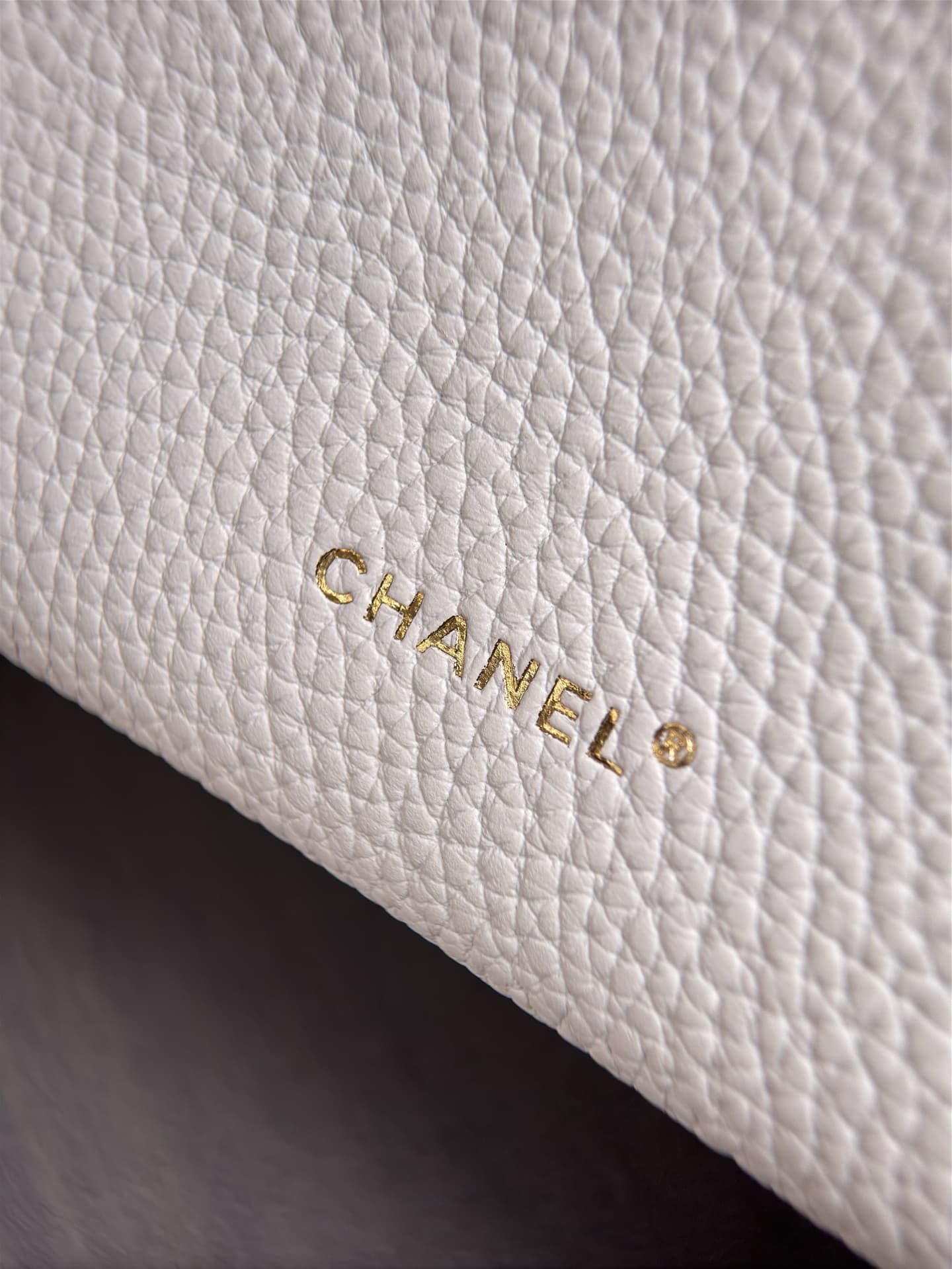 Chanel Vanity with chain Grained Calfskin & Gold-Tone Metal White AS6473 A