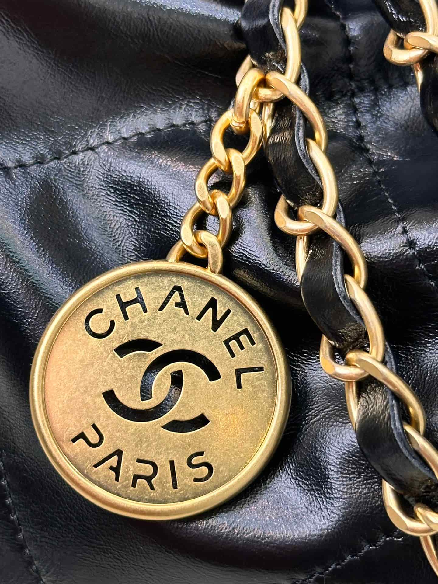 Chanel 22 LARGE HANDBAG Shiny Calfskin & Gold-Tone Metal AS3262 Black TOP