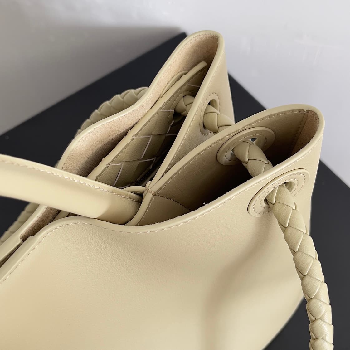 Bottega Veneta Andiamo tote bag in cream calfskin leather TOP