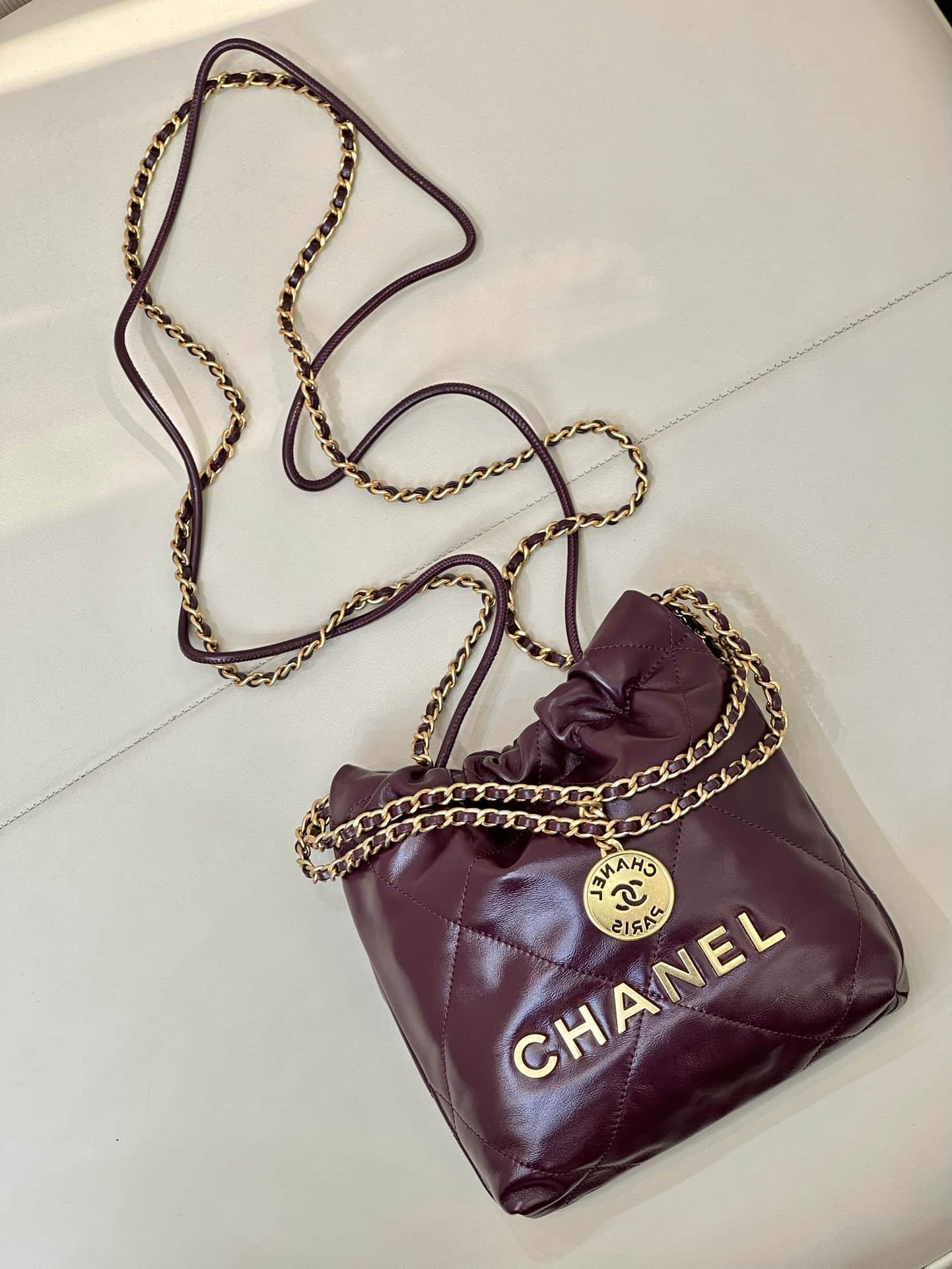 Chanel 22 MINI HANDBAG Shiny Calfskin Burgundy & Gold-Tone Metal AS3980 TOP