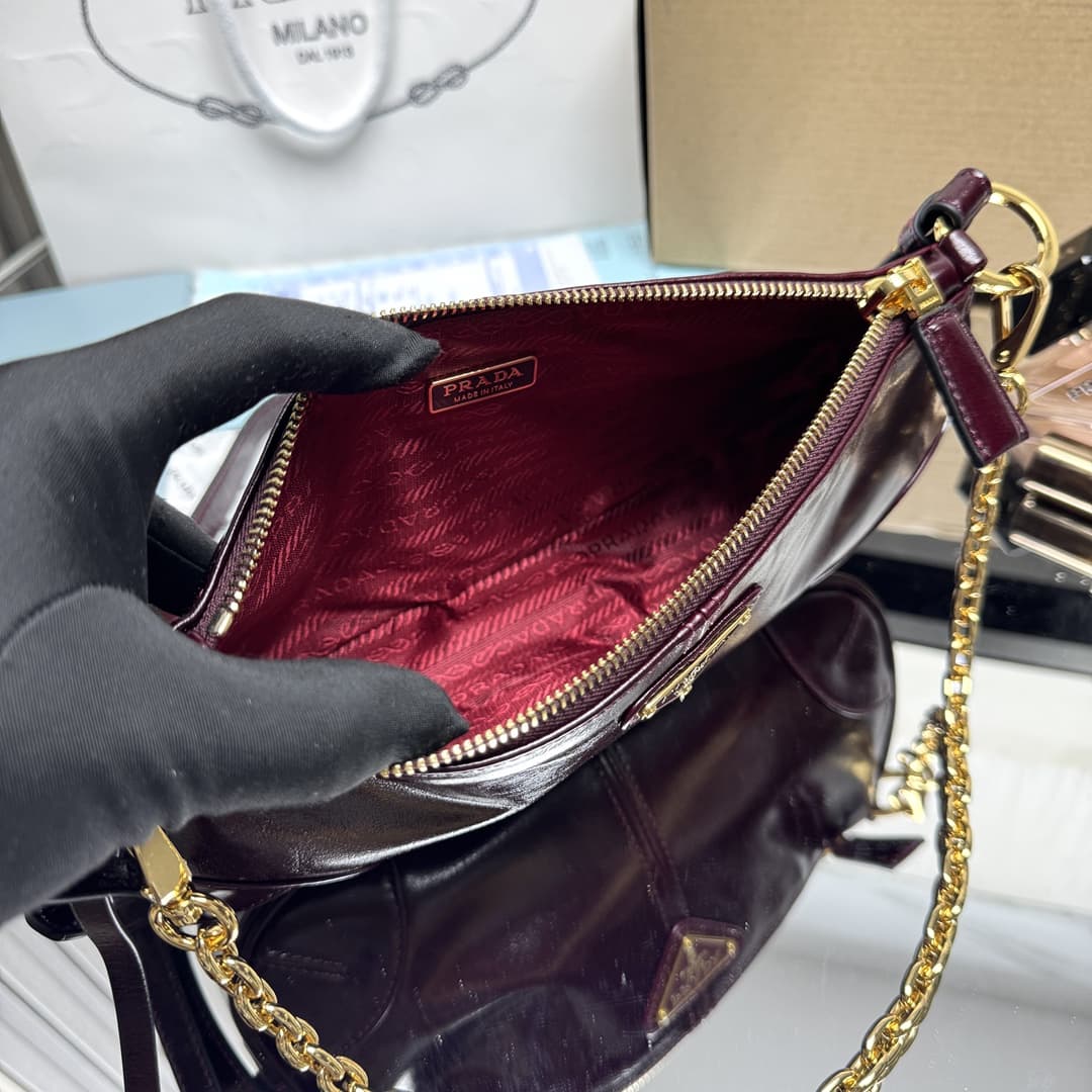 Prada Re-Edition 2002 medium leather shoulder bag 1BC221 High
