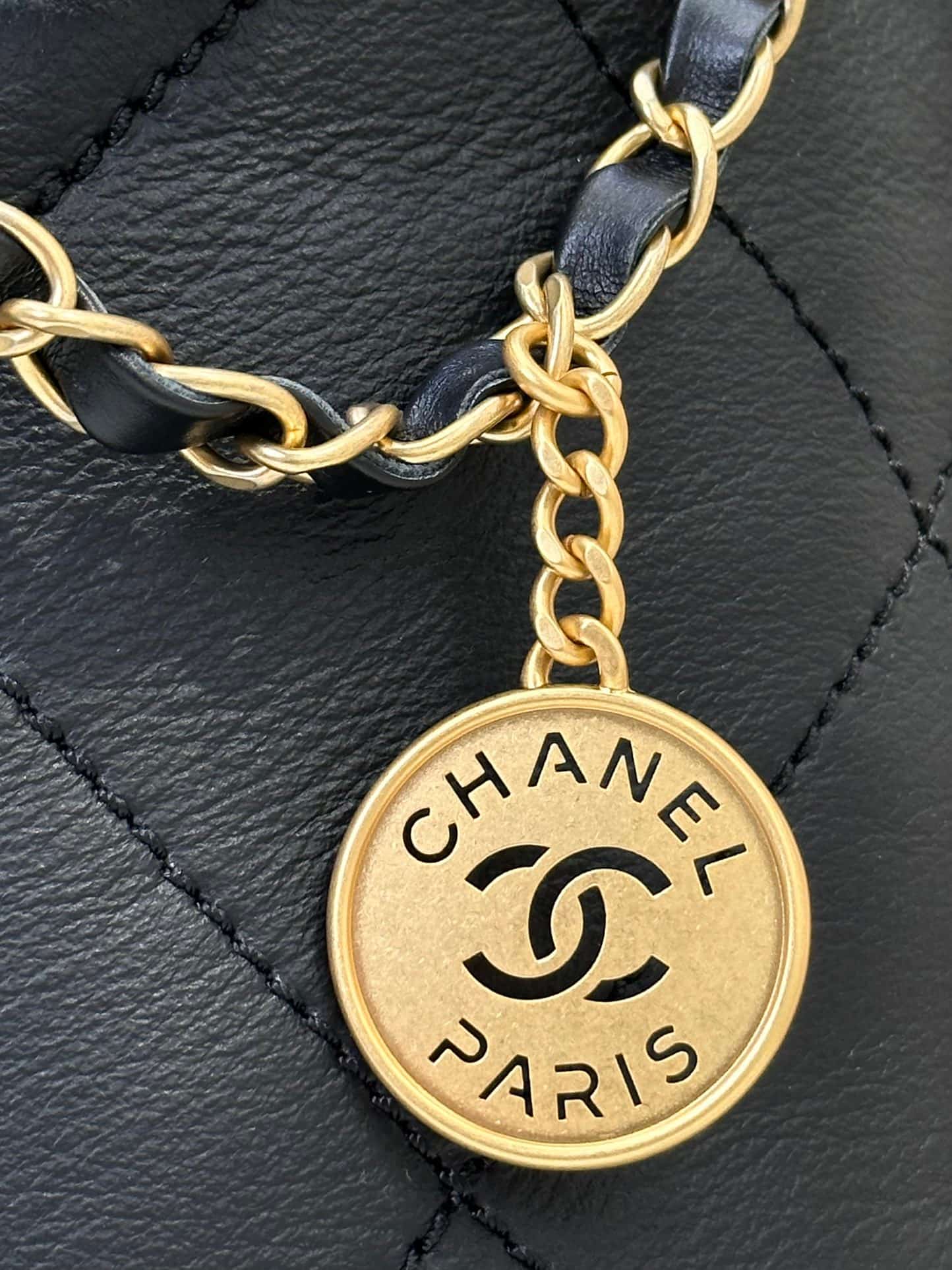Chanel 22 Small handbag Shiny Calfskin Shearling & Gold-tone metal AS3260 Black TOP