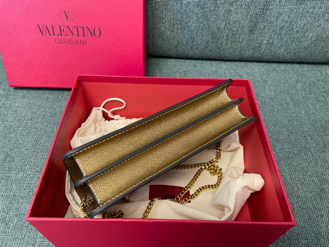 Valentino Garavani VLogo signature wallet on chain bag Grainy Calfskin Gold High
