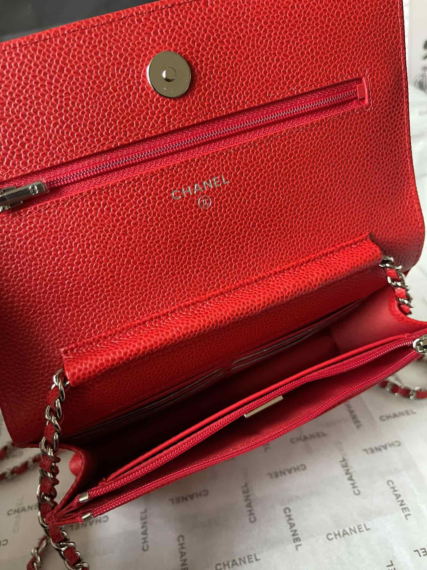 Classic Wallet on Chain AP0250 Grained Calfskin Red Silver Metal A