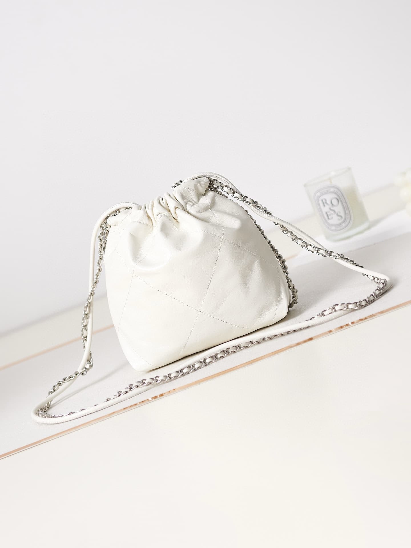 Chanel 22 MINI HANDBAG Shiny Calfskin White & Silver-Tone Metal AS3980 A