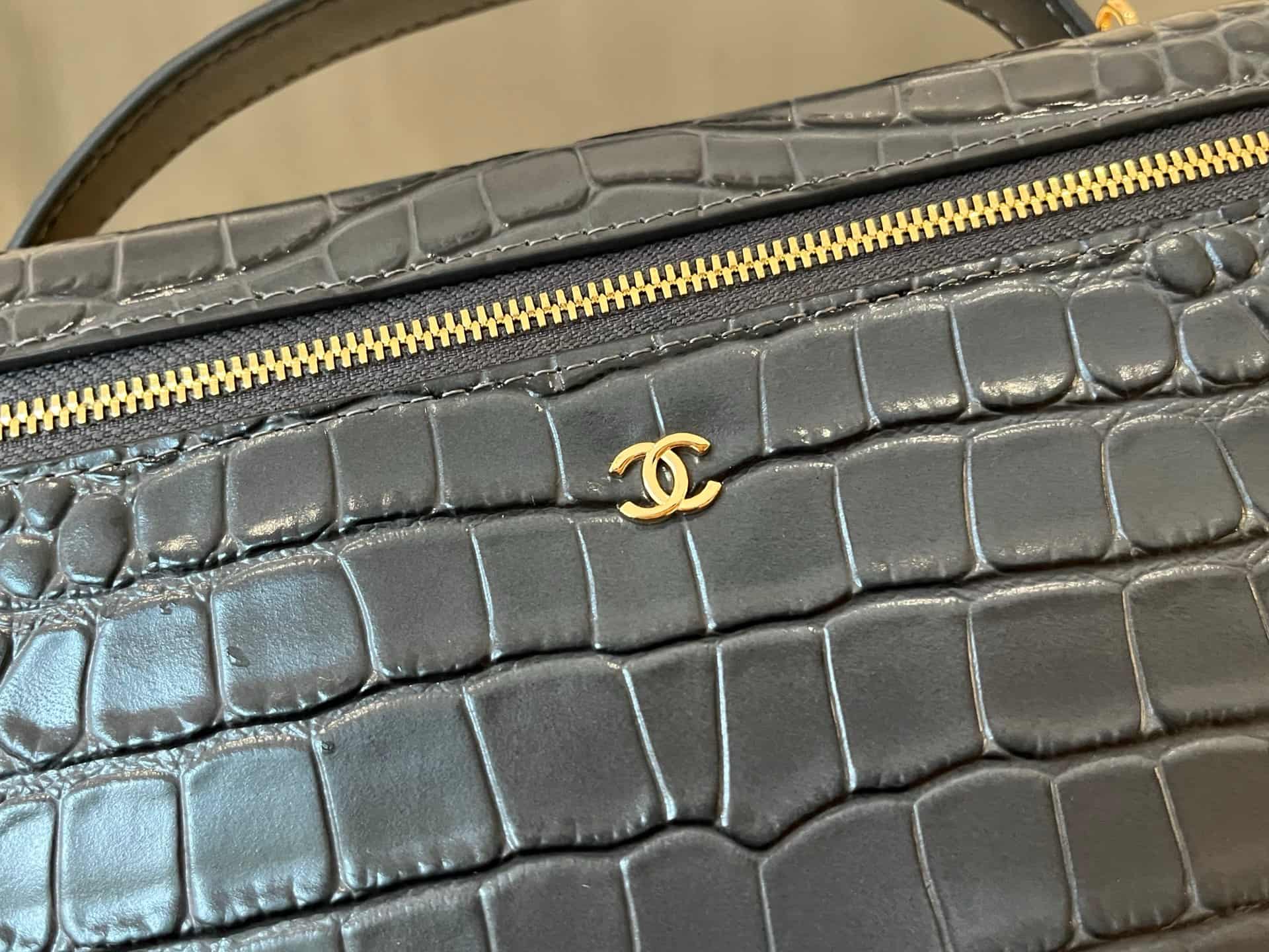 Chanel Vanity with Chain Crocodile-embossed leather& Gold-Tone Metal Black AP5438 A