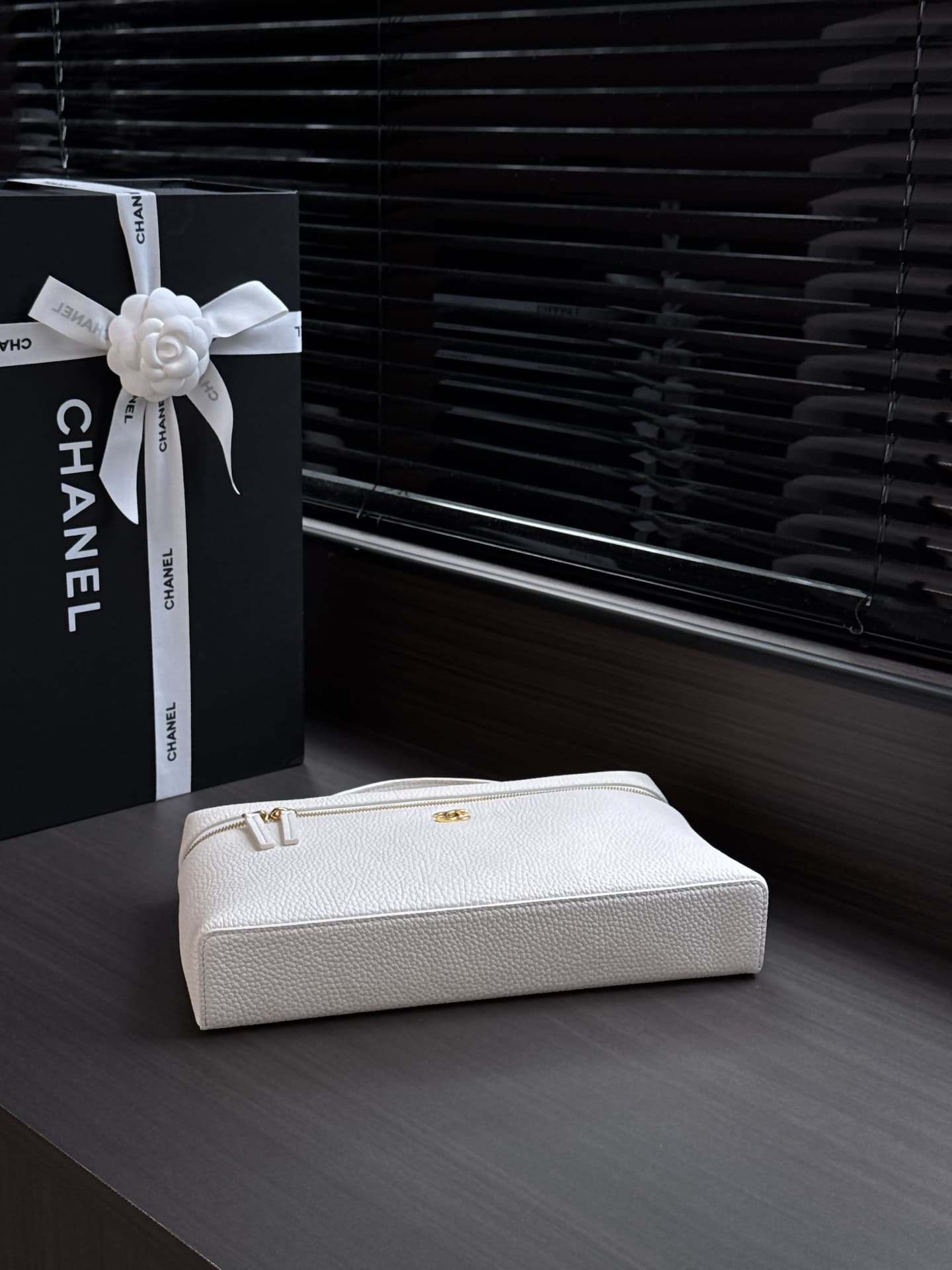 Chanel Vanity with chain Grained Calfskin & Gold-Tone Metal White AS6473 A