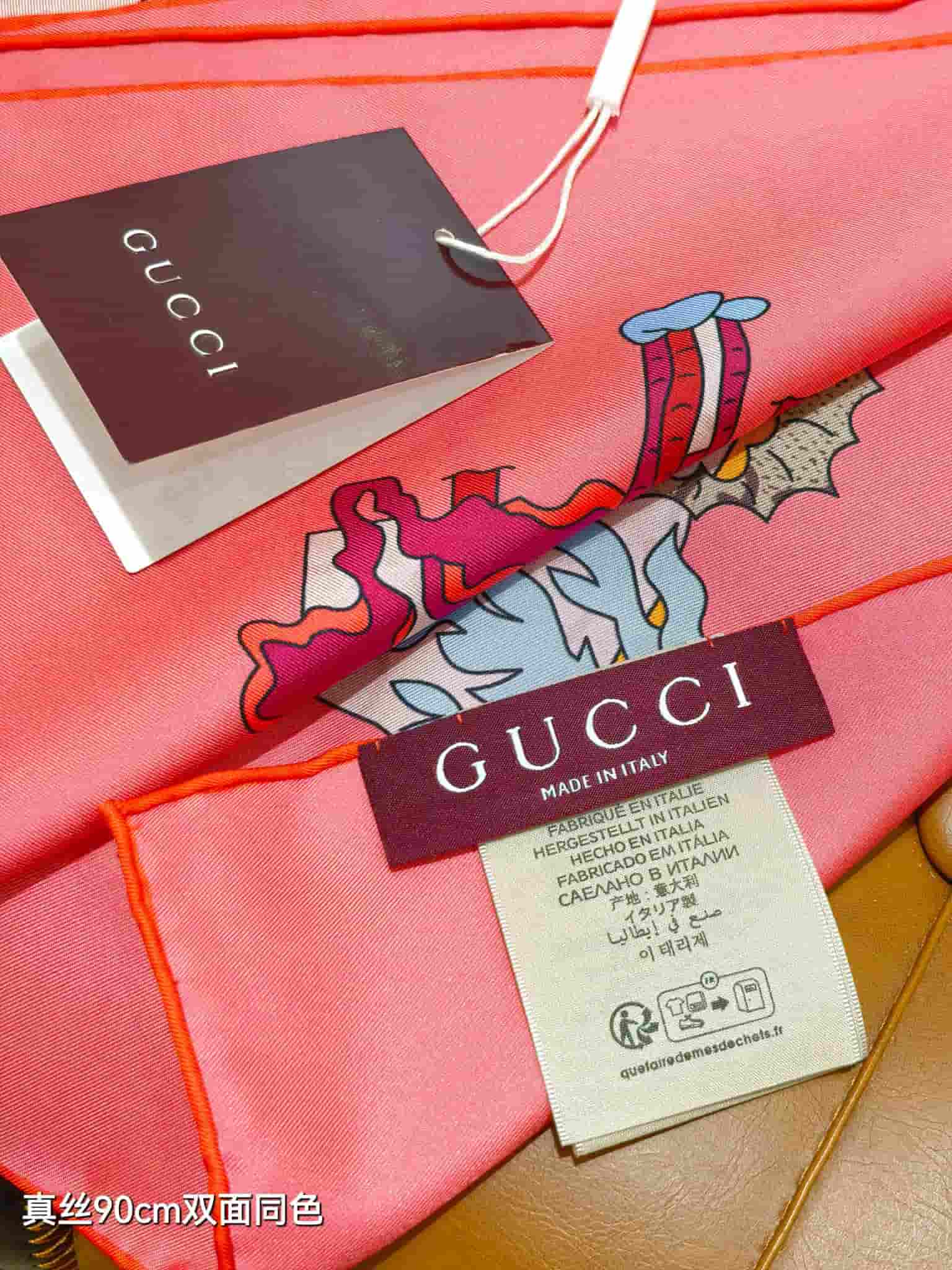 Gucci Printed silk carré in pink