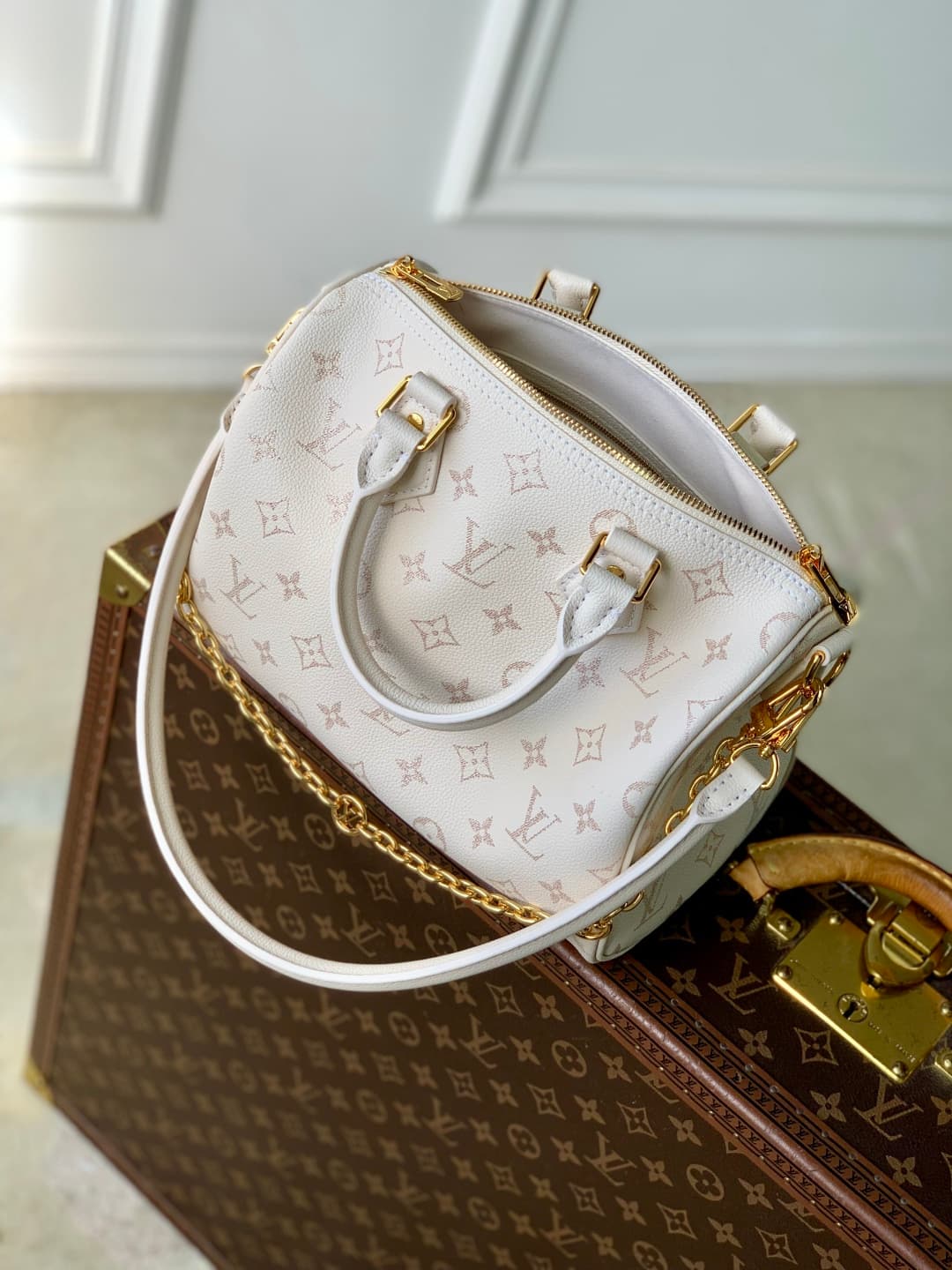 Louis Vuitton Speedy Bandoulière 25 Monogram leather M26690 White High